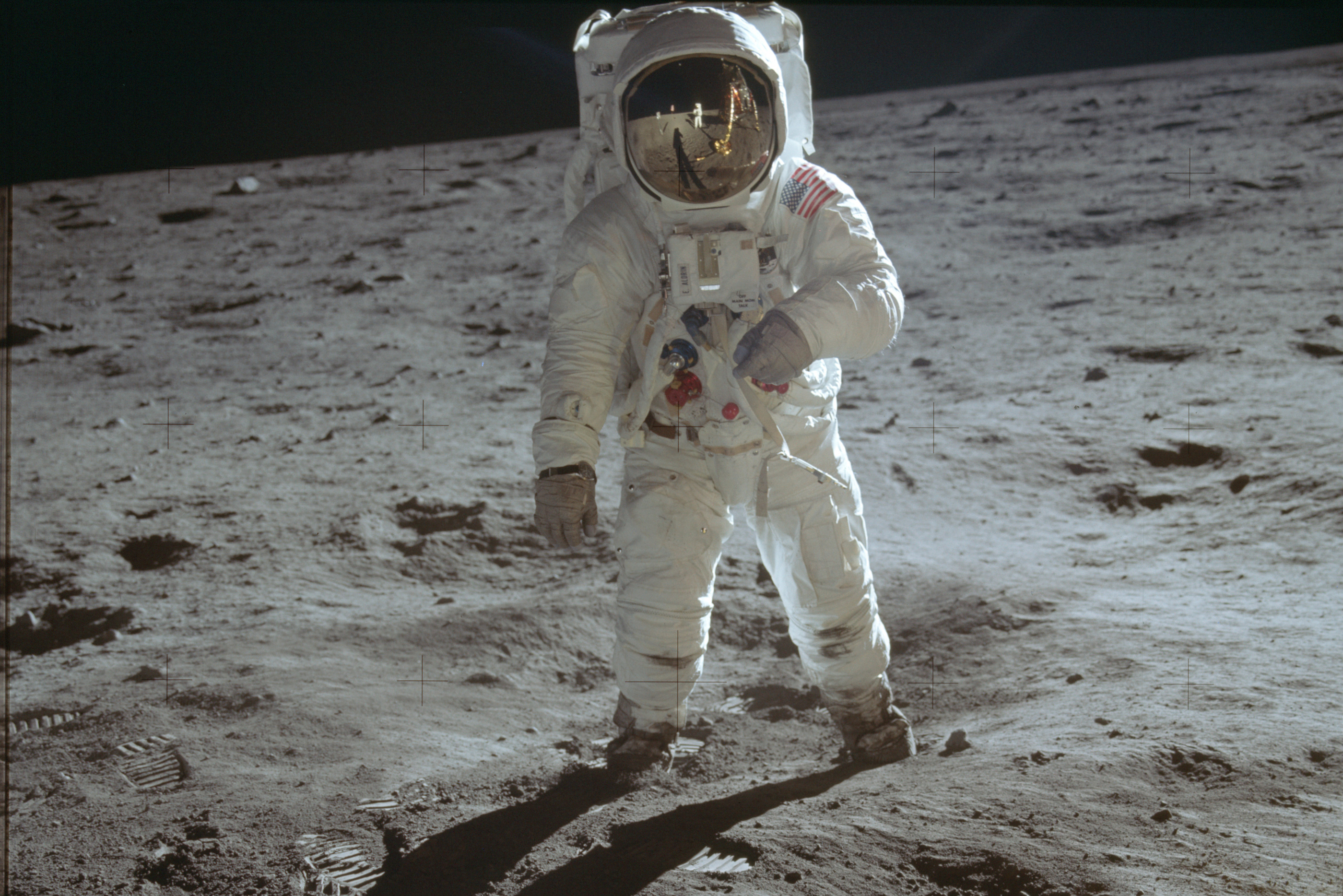 Descarga gratis la imagen Luna, Espacio, Ciencia Ficción, Astronauta en el escritorio de tu PC