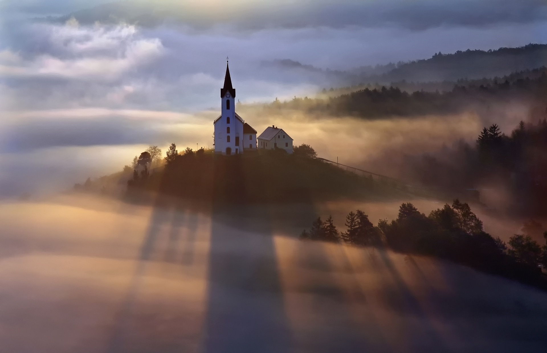 Laden Sie das Nebel, Kirche, Kirchen, Sonnenstrahl, Religiös-Bild kostenlos auf Ihren PC-Desktop herunter