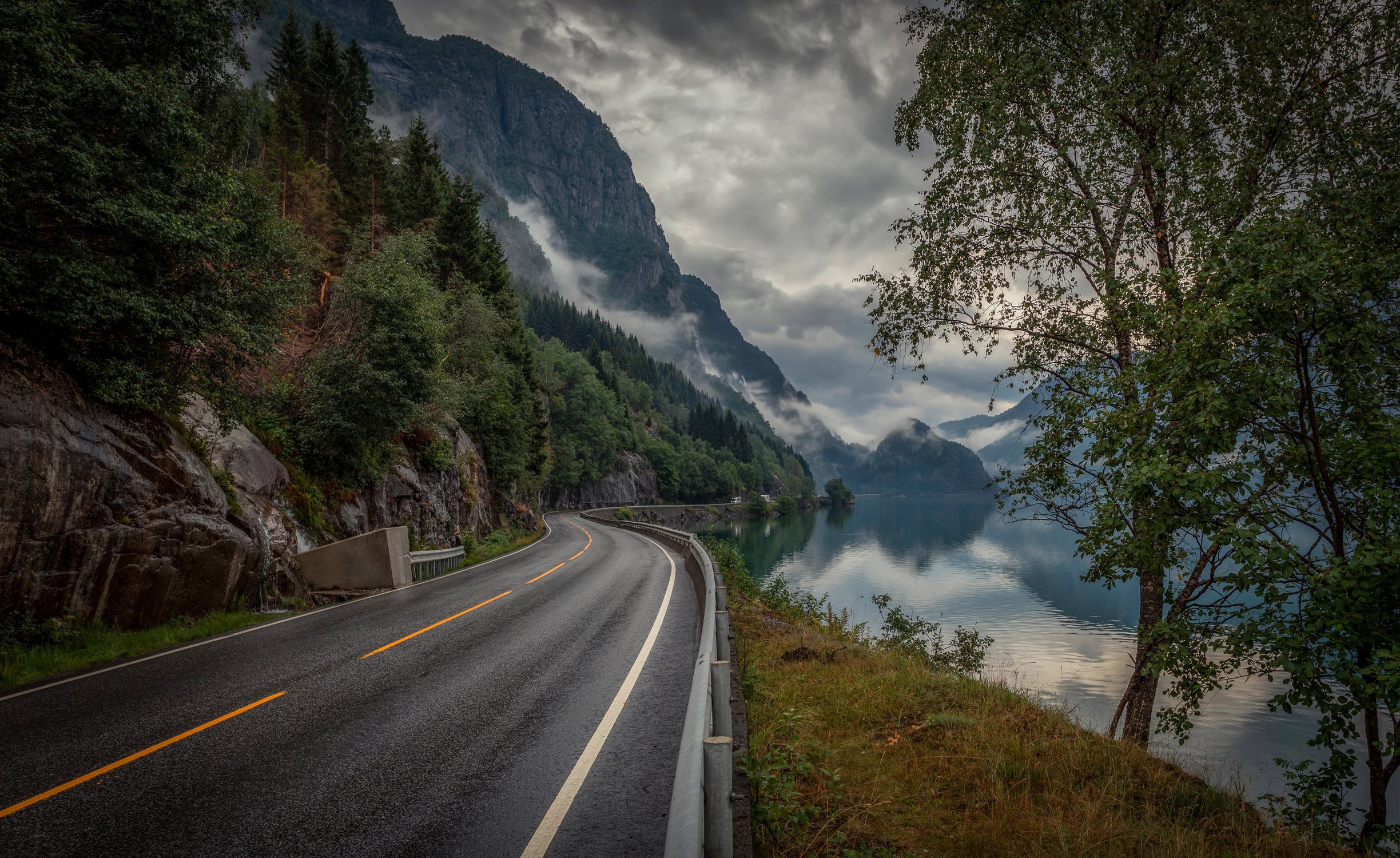 Descarga gratis la imagen Montaña, Lago, Noruega, Carretera, Hecho Por El Hombre en el escritorio de tu PC