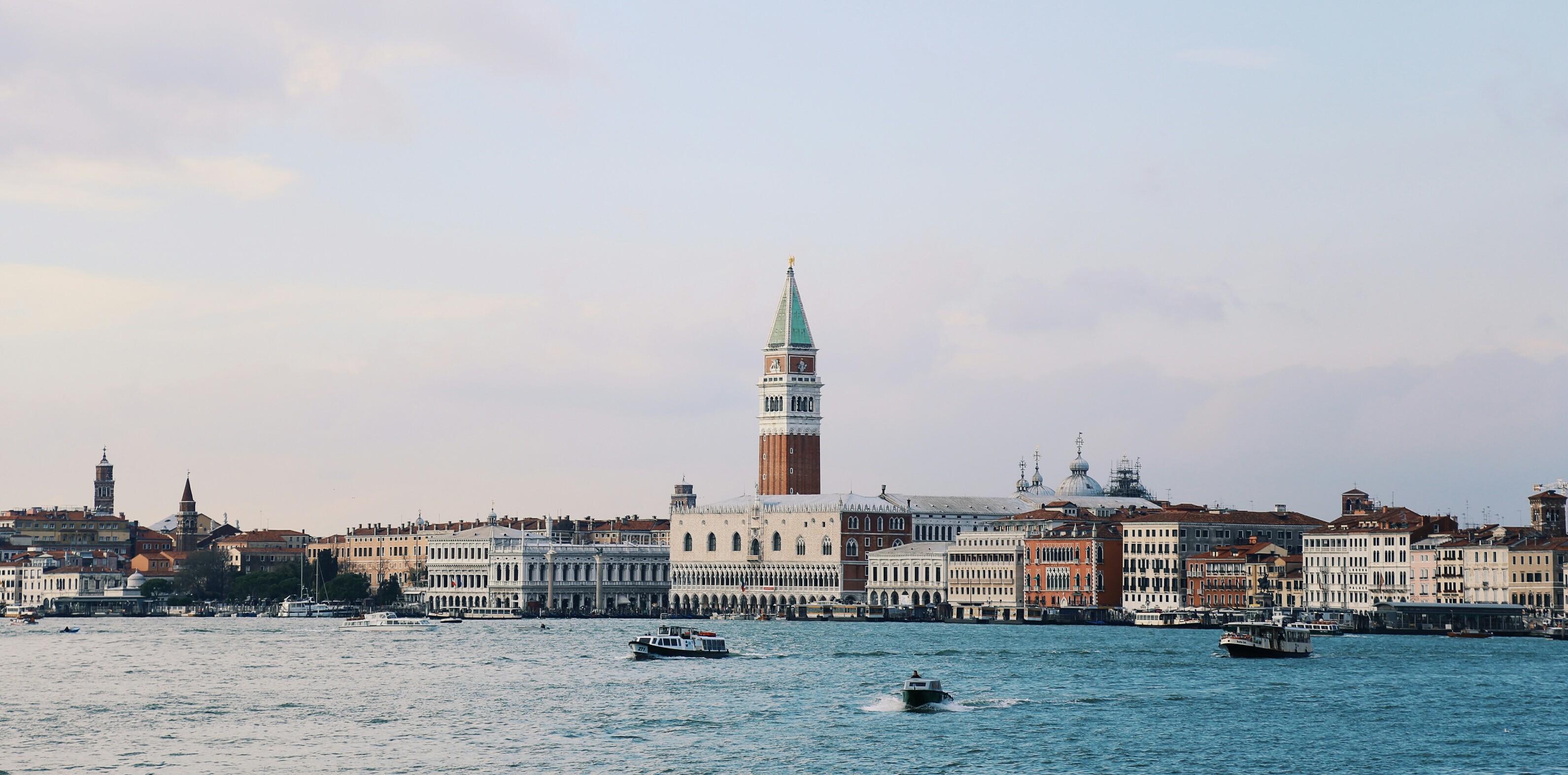 Handy-Wallpaper Städte, Architektur, Italien, Venedig, Horizont, Boot, Meer, Menschengemacht kostenlos herunterladen.
