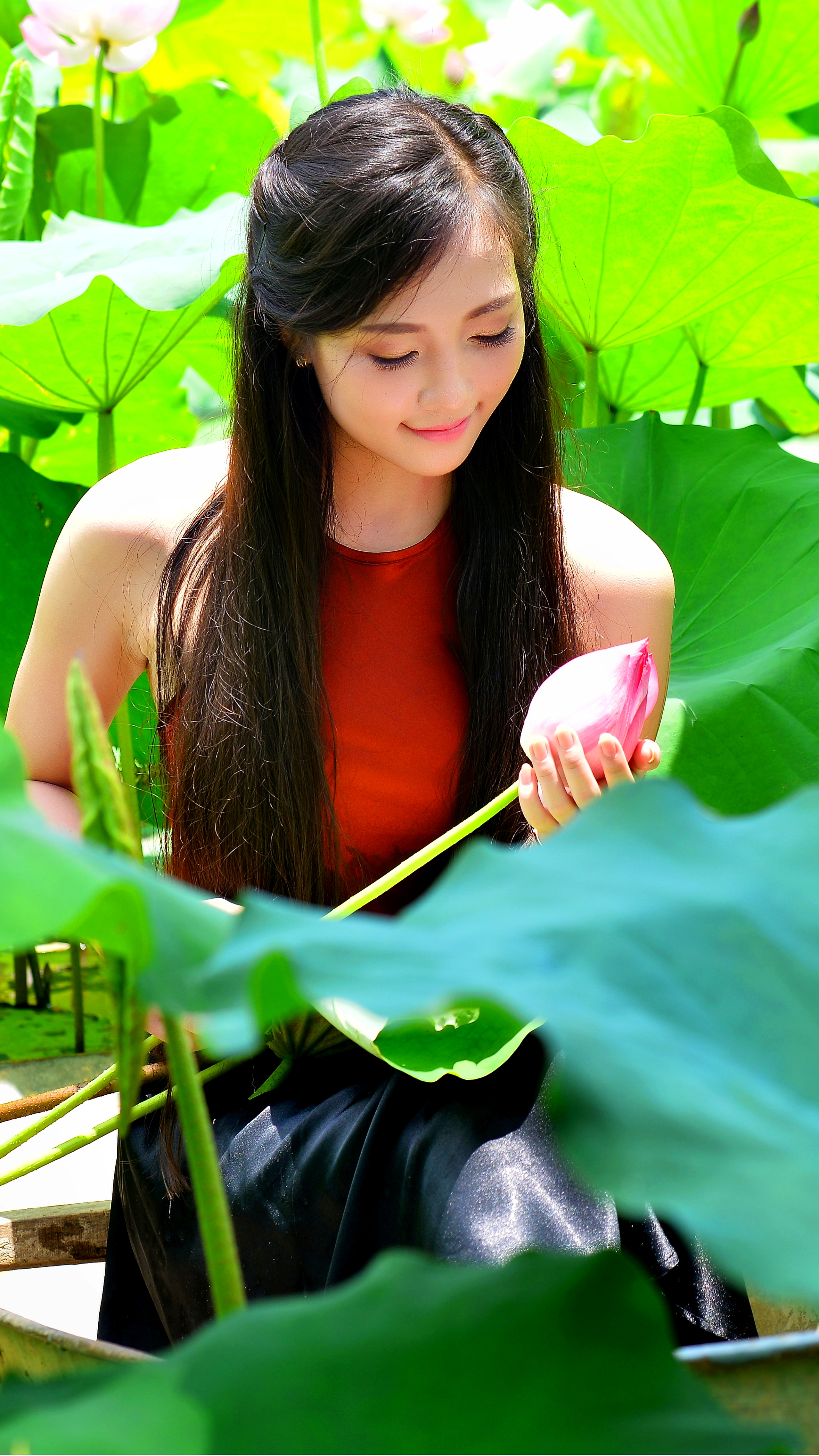 Handy-Wallpaper Lotus, Blume, Blatt, Lächeln, Boot, Teich, Frauen, Asiatinnen, Sonnenschein, Vietnamesisch kostenlos herunterladen.