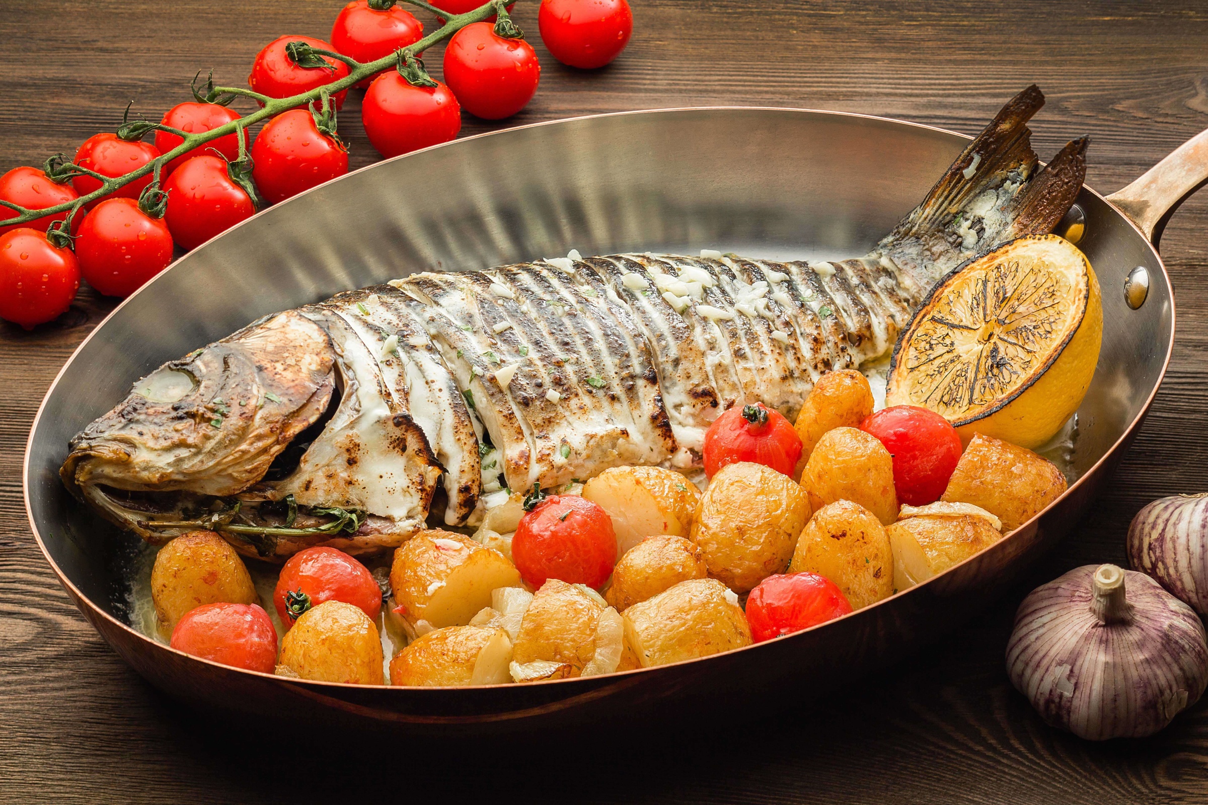 Handy-Wallpaper Fisch, Tomate, Kartoffel, Meeresfrüchte, Nahrungsmittel, Stillleben kostenlos herunterladen.