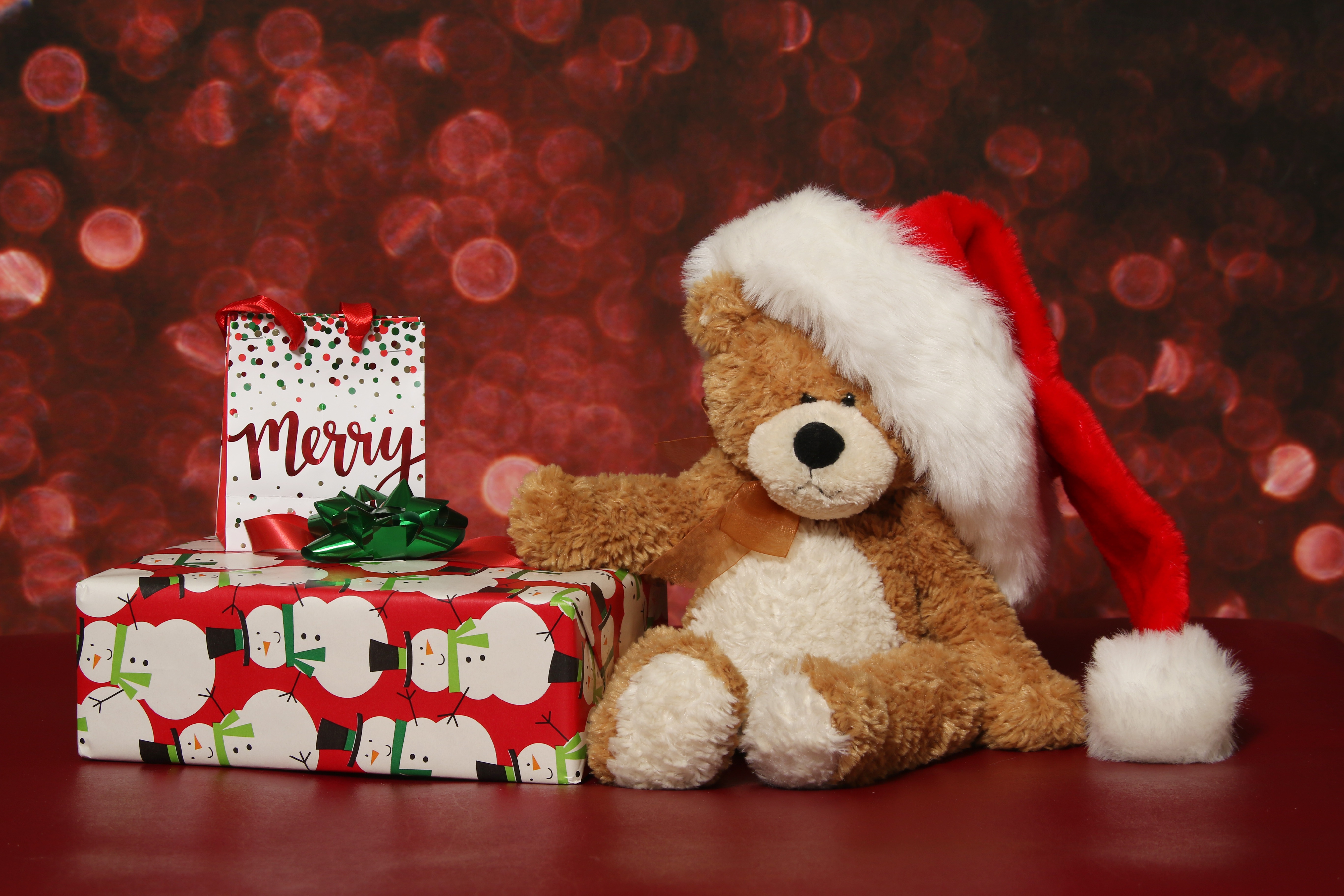 Laden Sie das Feiertage, Weihnachten, Teddybär, Geschenk, Bokeh, Weihnachtsmütze-Bild kostenlos auf Ihren PC-Desktop herunter