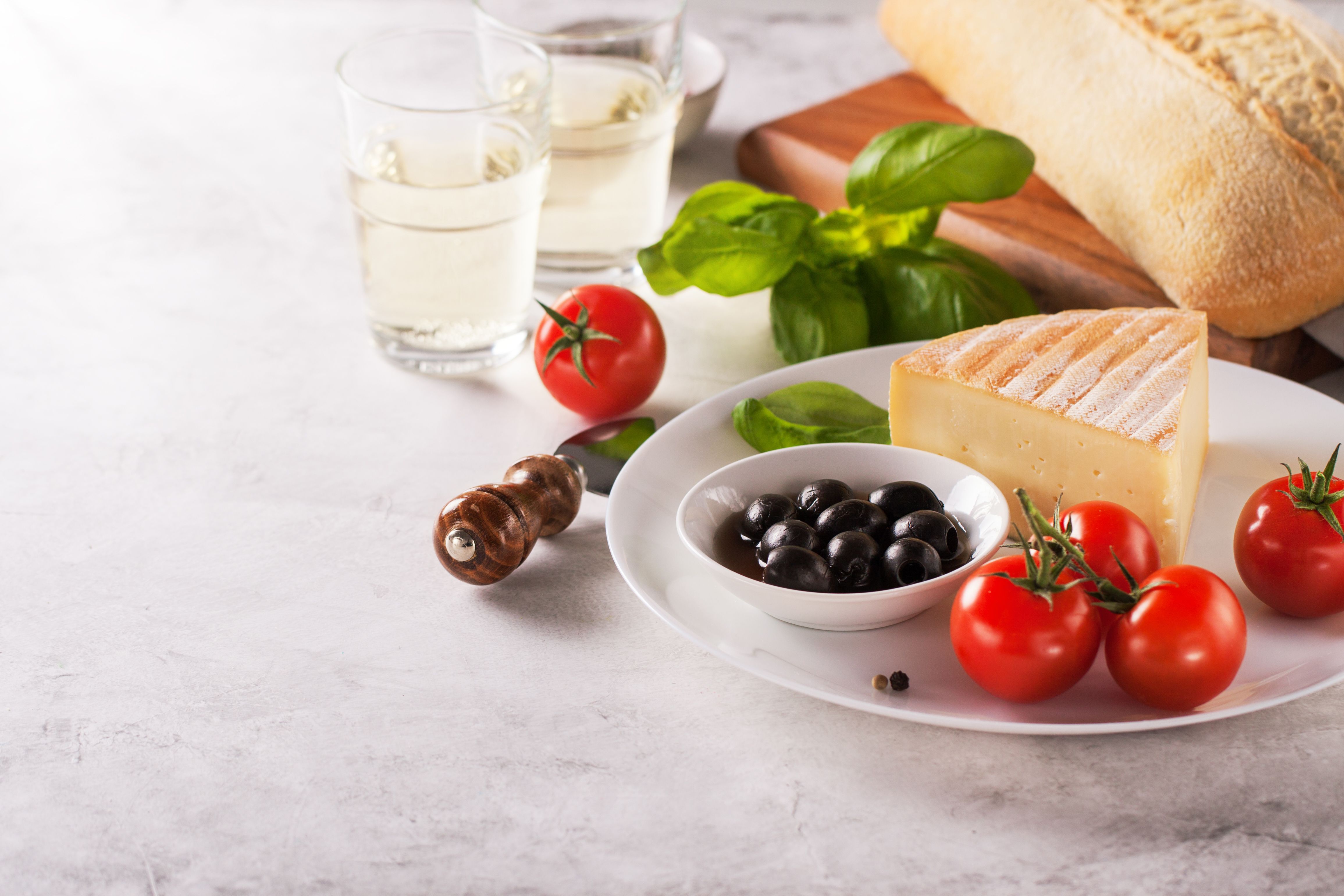 Laden Sie das Brot, Tomate, Käse, Olive, Nahrungsmittel, Stillleben-Bild kostenlos auf Ihren PC-Desktop herunter