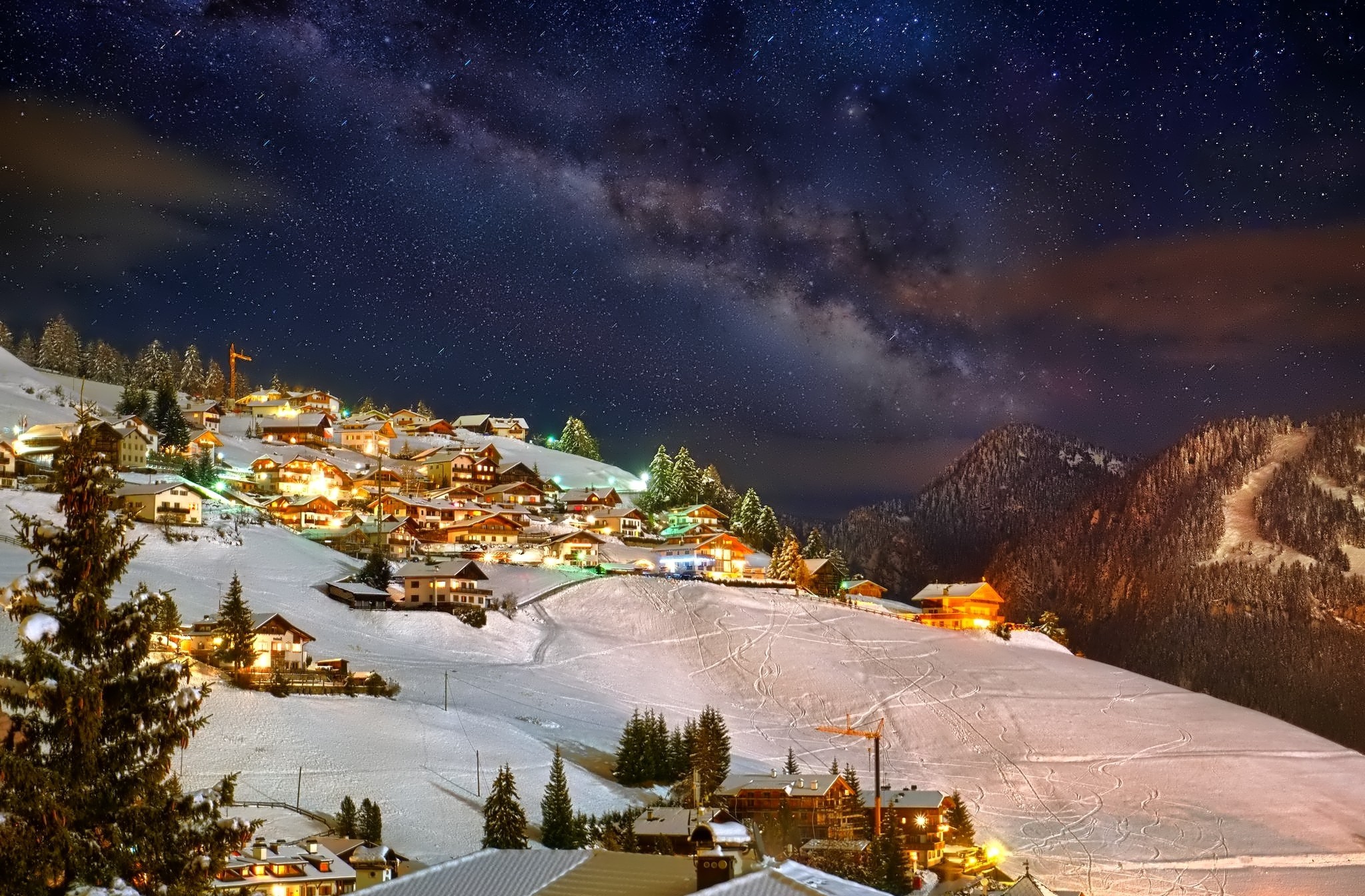 Descarga gratis la imagen Invierno, Montaña, Cielo Estrellado, Suiza, Aldea, Hecho Por El Hombre en el escritorio de tu PC
