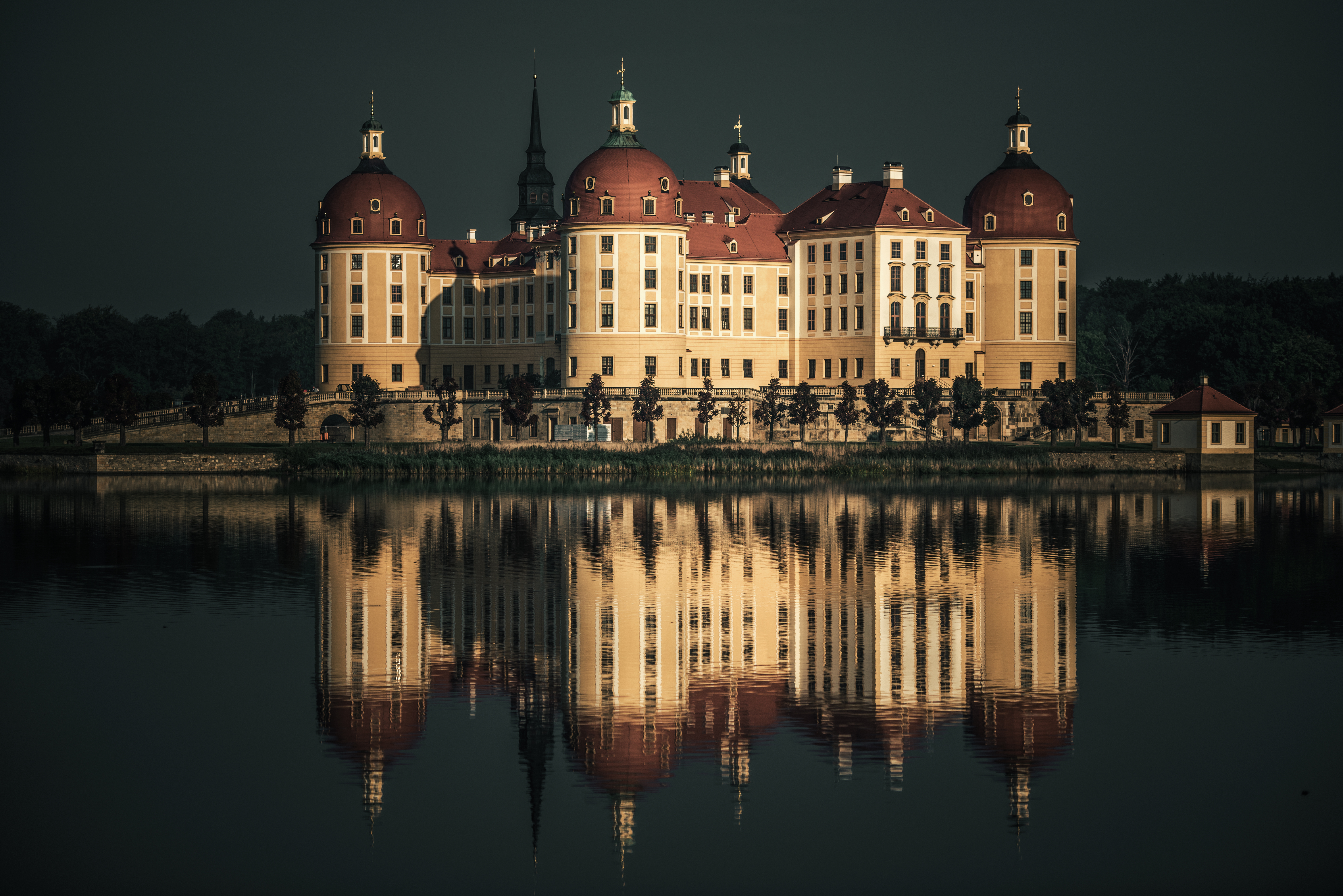1523367 скачать обои сделано человеком, замок морицбург, архитектура, барокко, дрезден, германия, озеро, морицбург, отражение, замки - заставки и картинки бесплатно