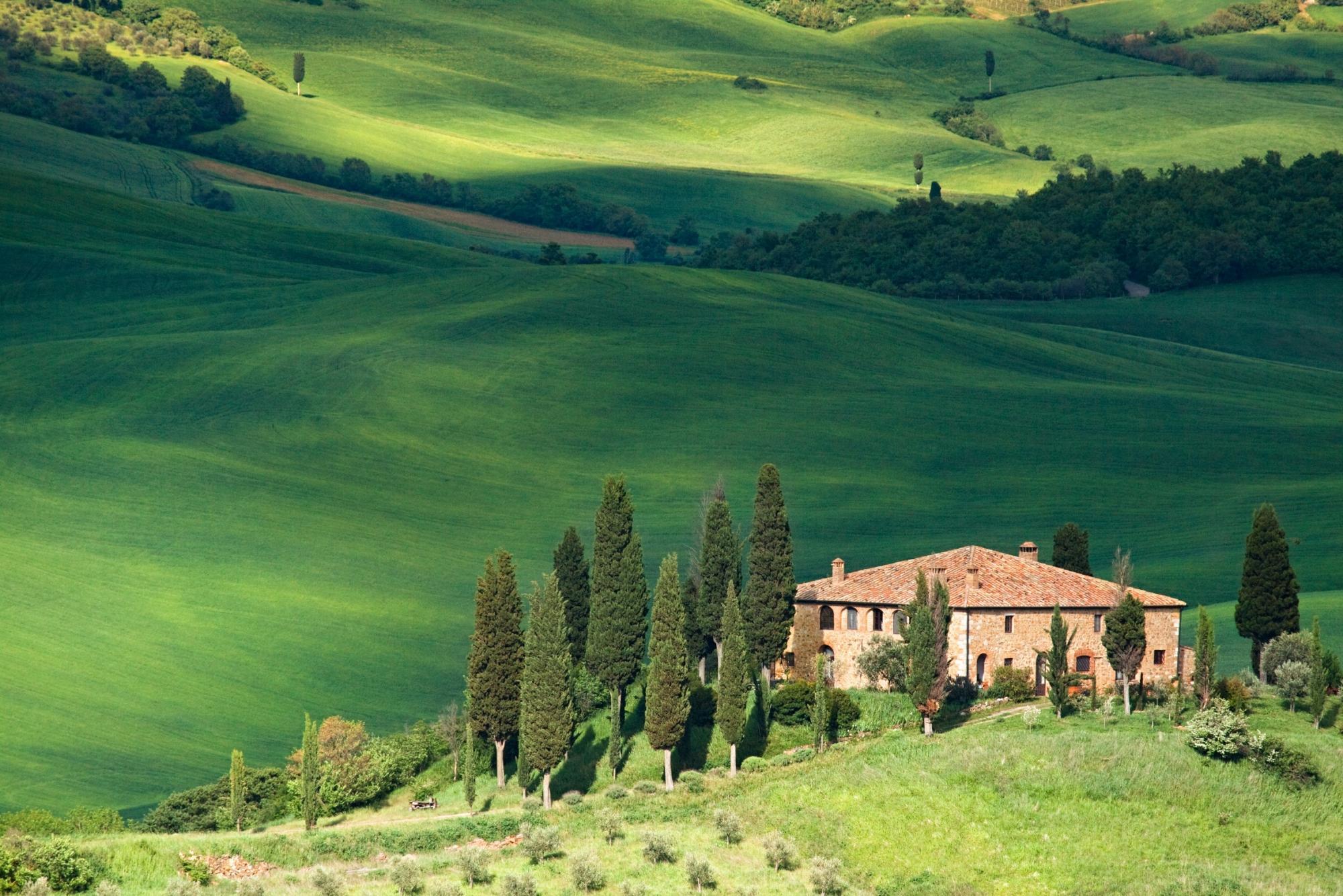 Скачать картинку Италия, Дерево, Дом, Поле, Зеленый, Холм, Фотографии, Тоскана в телефон бесплатно.