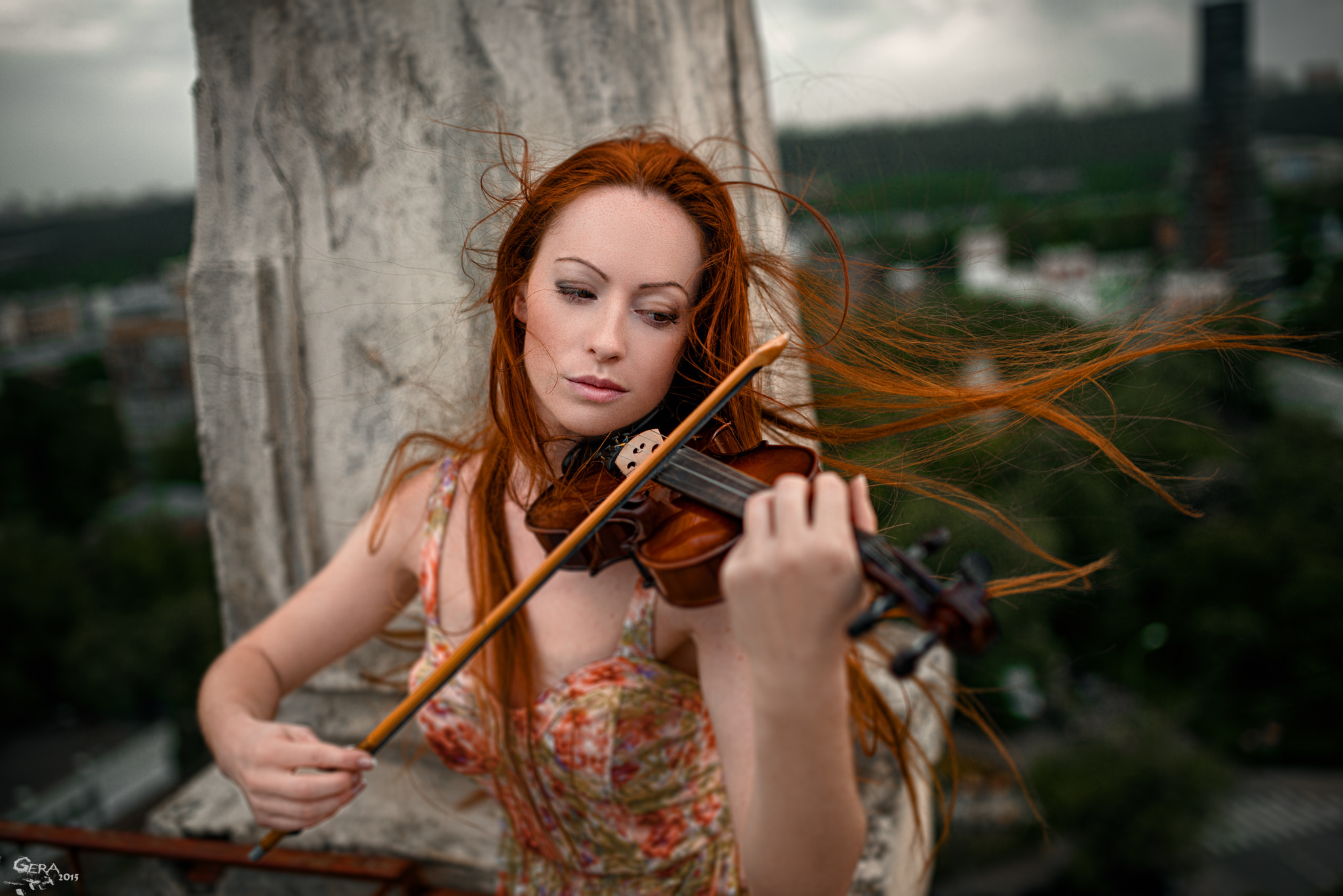 Baixar papel de parede para celular de Ruiva, Modelo, Violino, Mulheres gratuito.