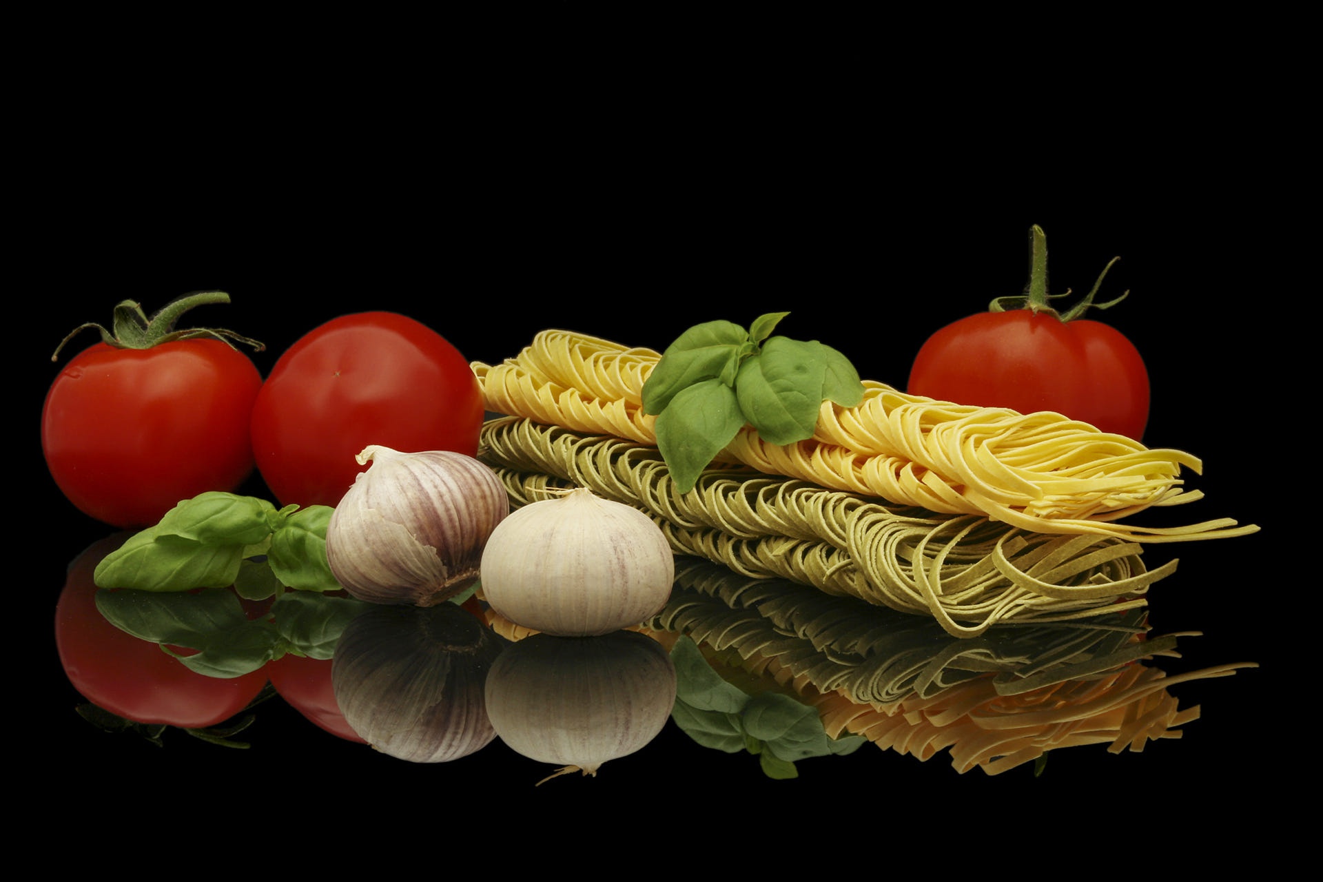 Handy-Wallpaper Tomate, Knoblauch, Pasta, Nahrungsmittel, Spiegelung kostenlos herunterladen.