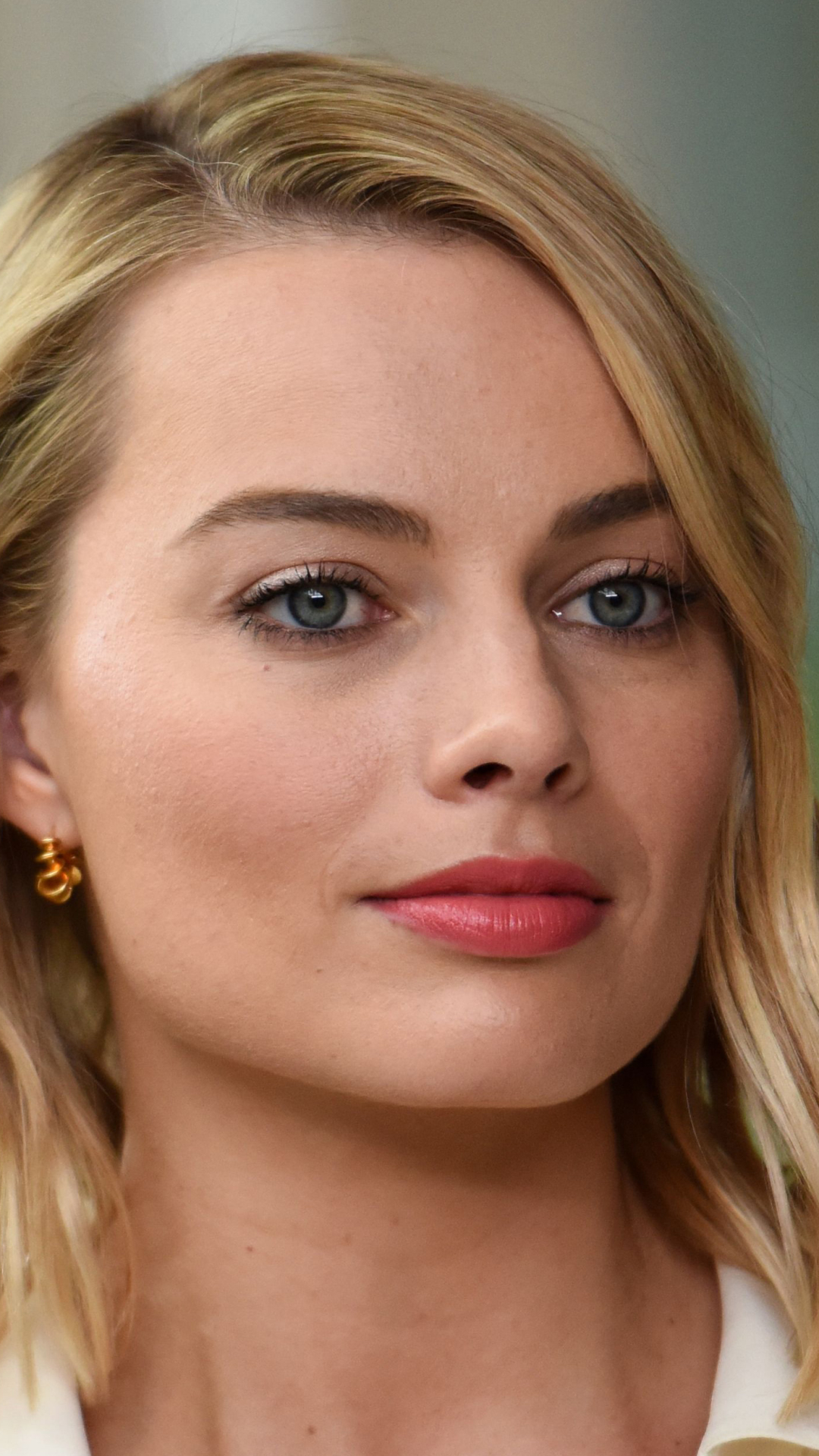 Download mobile wallpaper Blonde, Face, Blue Eyes, Celebrity, Actress, Australian, Margot Robbie for free.