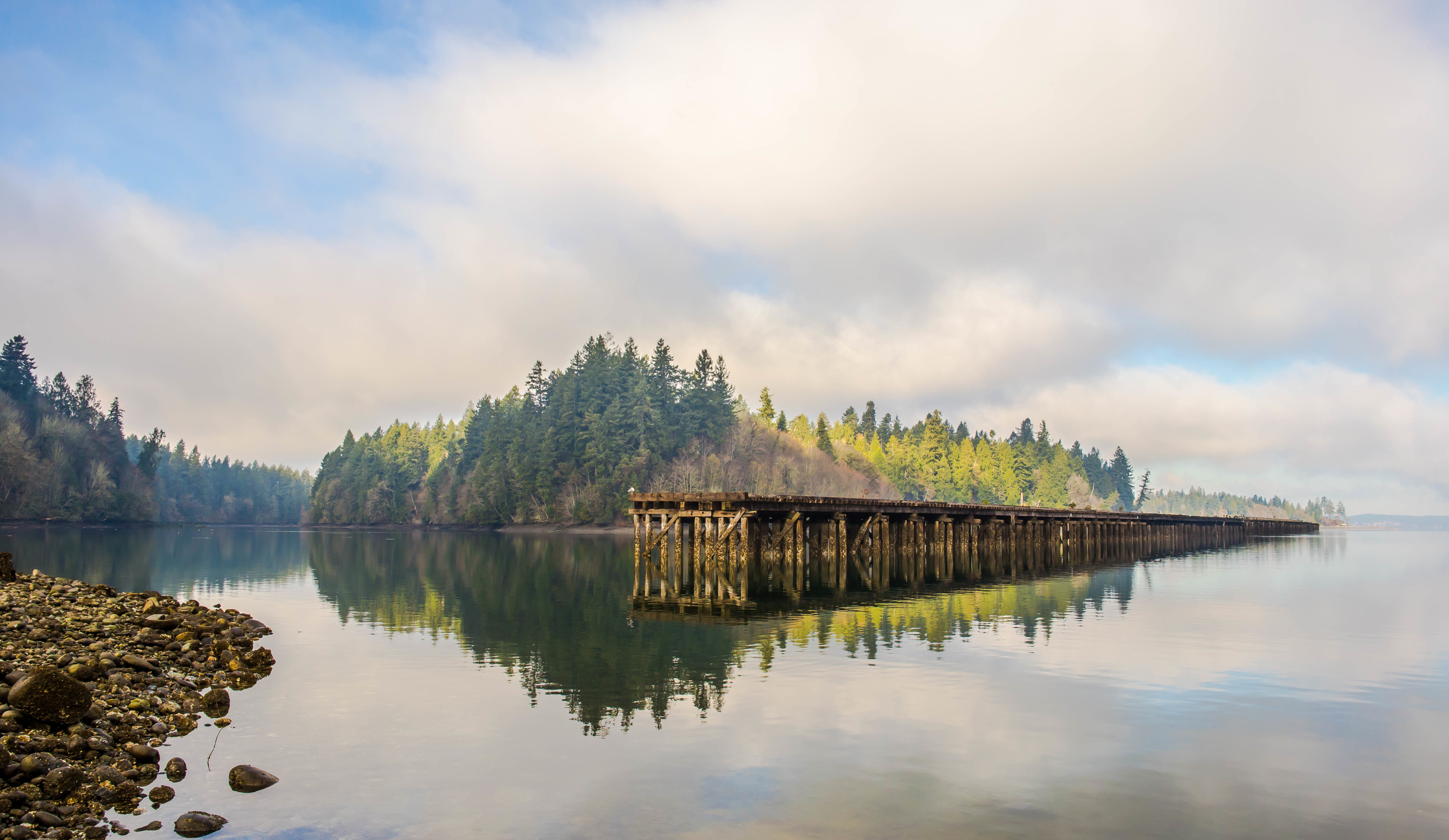 Laden Sie das Wasser, Seebrücke, Wald, Wolke, Menschengemacht, Spiegelung-Bild kostenlos auf Ihren PC-Desktop herunter