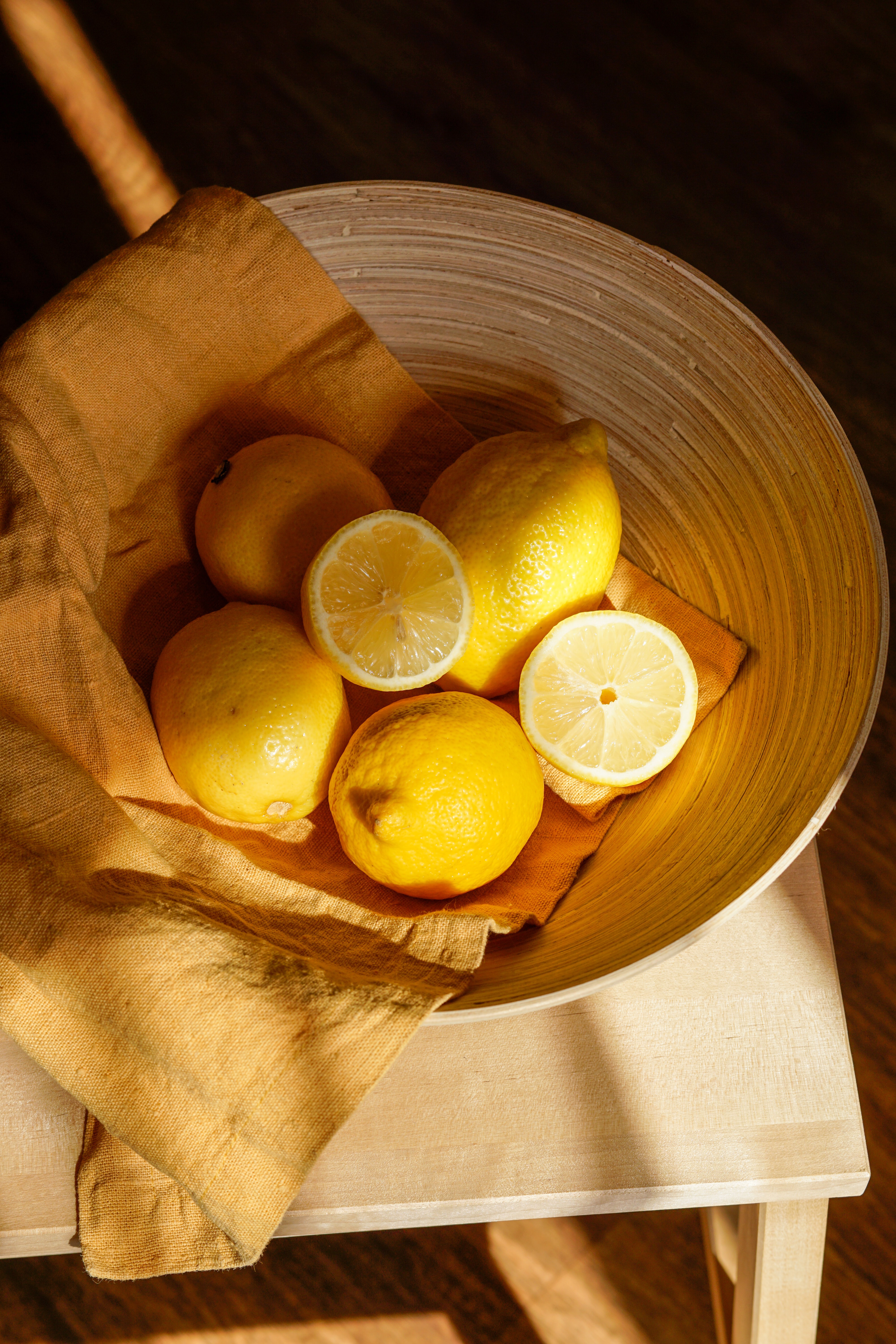 95679 скачать обои лимоны, цитрус, долька, еда, свет, ткань - заставки и картинки бесплатно