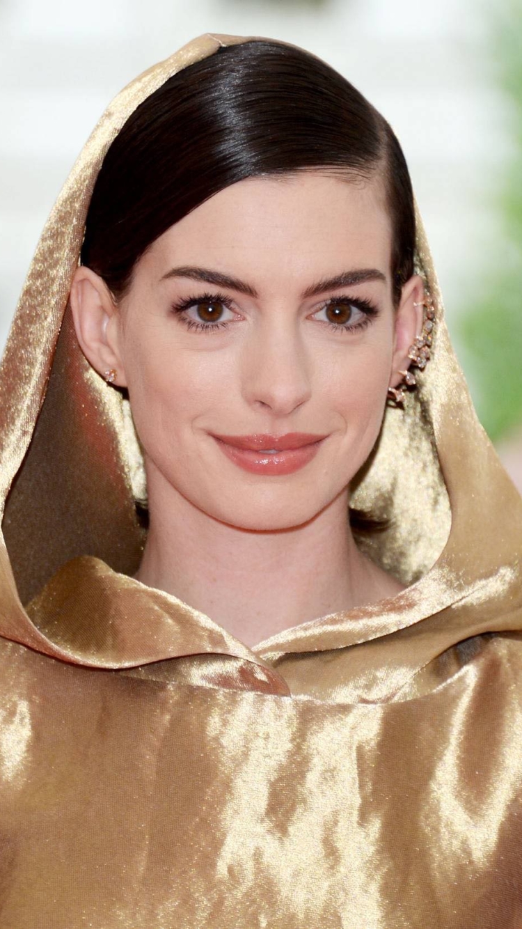 Handy-Wallpaper Anne Hathaway, Lächeln, Amerikanisch, Braune Augen, Berühmtheiten, Schwarzes Haar, Darstellerin, Tiefenschärfe kostenlos herunterladen.