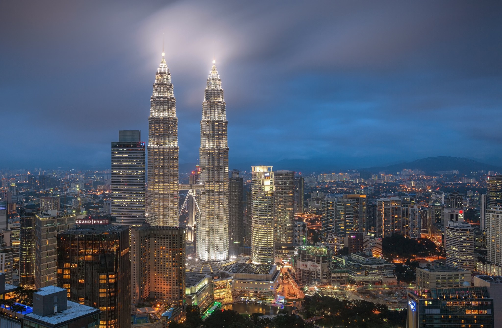 Laden Sie das Städte, Wolkenkratzer, Gebäude, Kuala Lumpur, Malaysia, Nacht, Menschengemacht, Großstadt, Petronas Türme-Bild kostenlos auf Ihren PC-Desktop herunter