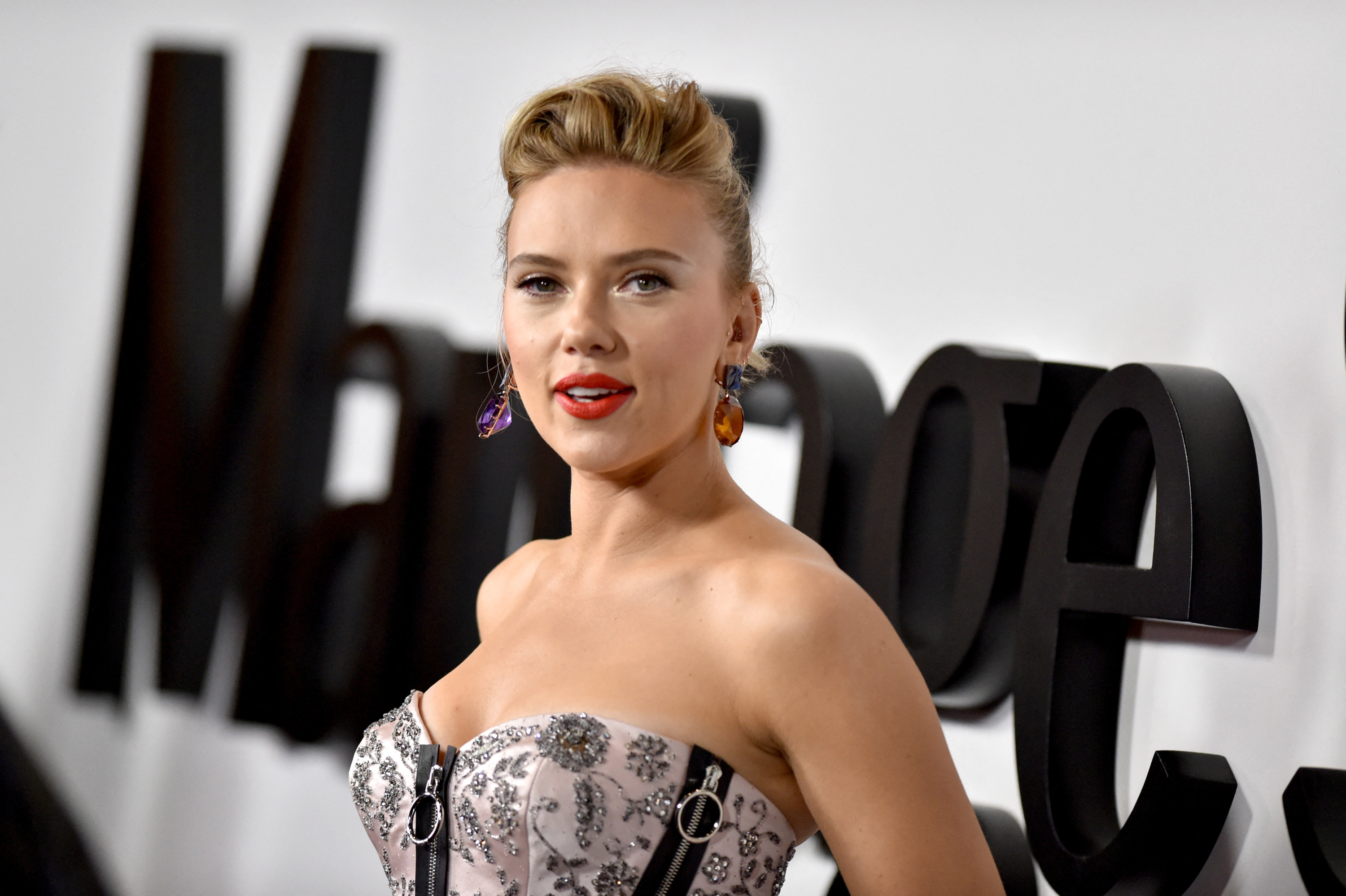 Laden Sie das Scarlett Johansson, Ohrringe, Amerikanisch, Blondinen, Berühmtheiten, Darstellerin, Lippenstift-Bild kostenlos auf Ihren PC-Desktop herunter