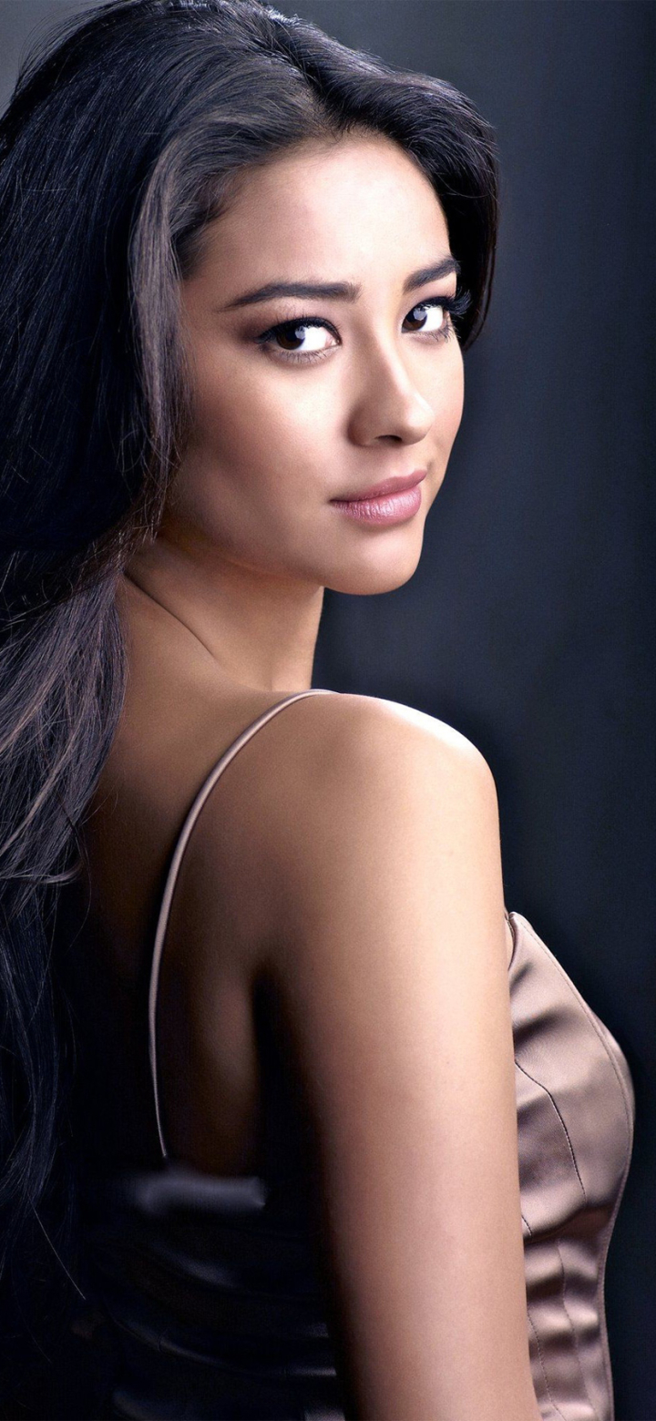 Download mobile wallpaper Celebrity, Canadian, Actress, Shay Mitchell for free.