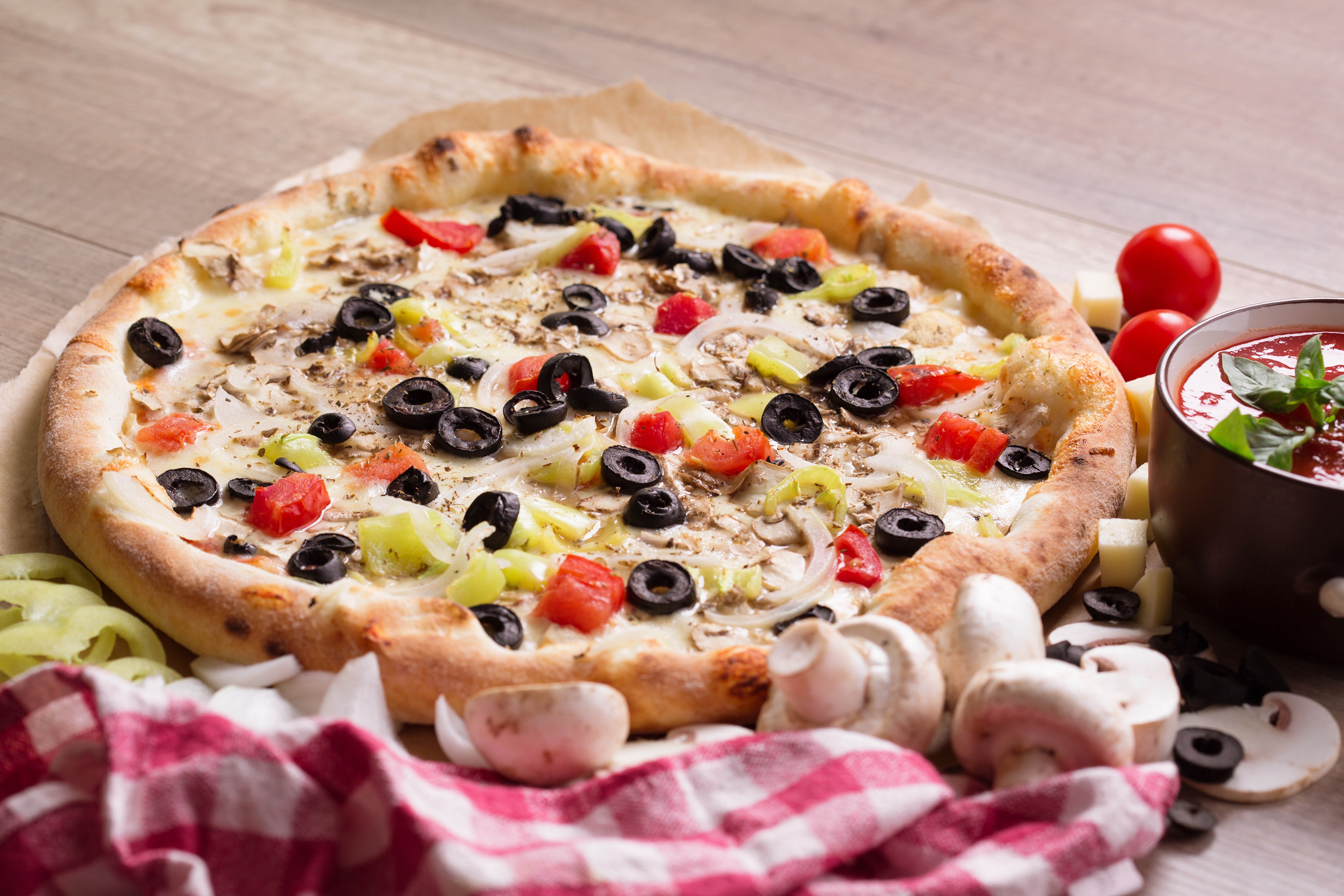 Handy-Wallpaper Pizza, Pilz, Nahrungsmittel, Stillleben kostenlos herunterladen.