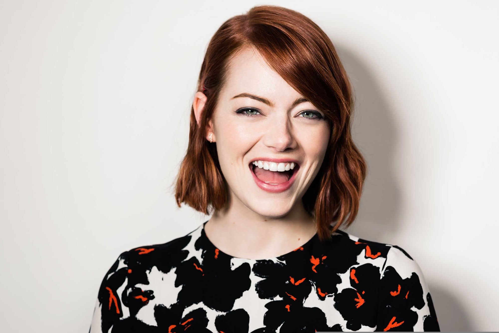 Free download wallpaper Emma Stone, Smile, Redhead, Face, Green Eyes, American, Celebrity, Actress on your PC desktop