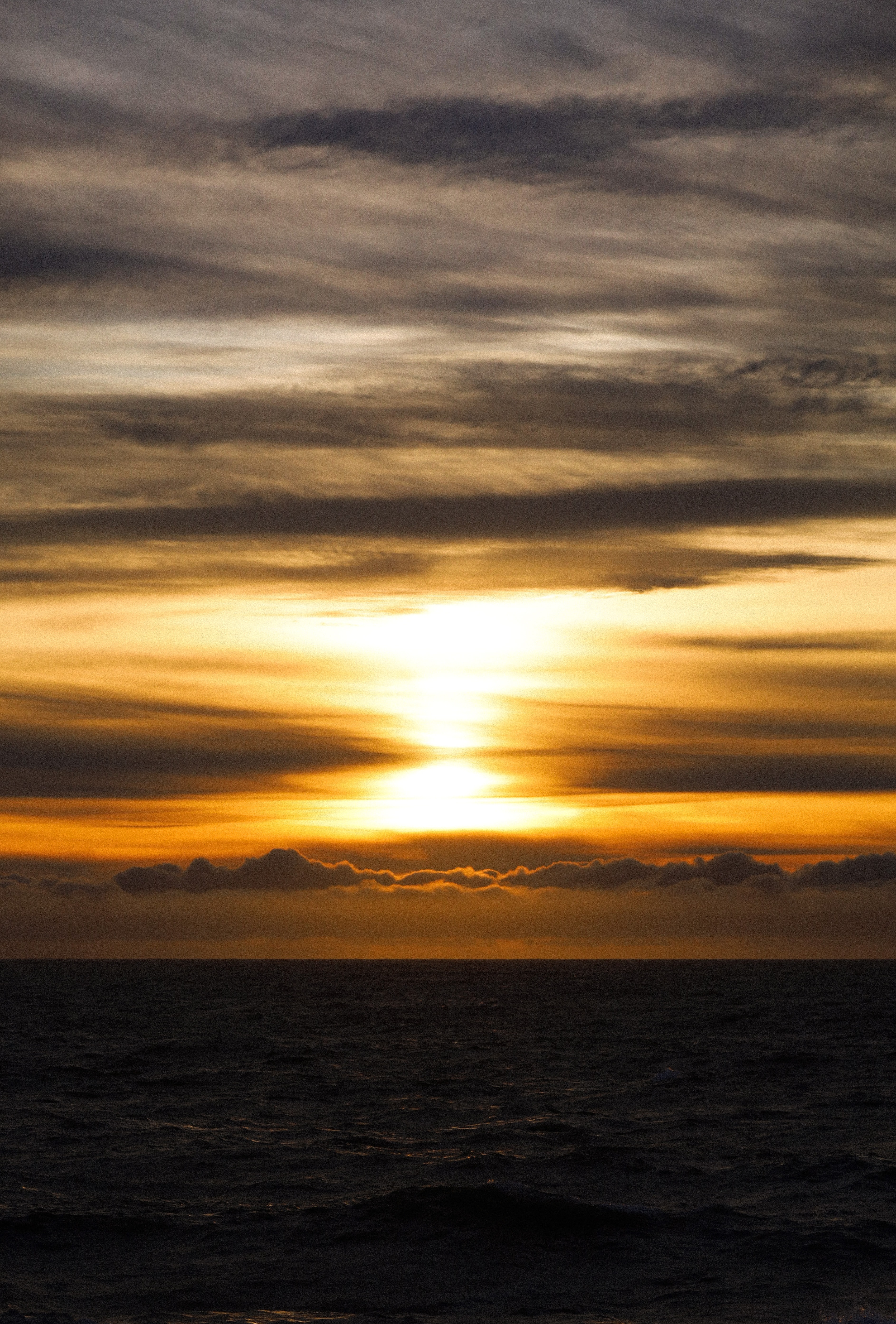 Handy-Wallpaper Sunset, Clouds, Dämmerung, Twilight, Sun, Waves, Natur, Sea kostenlos herunterladen.