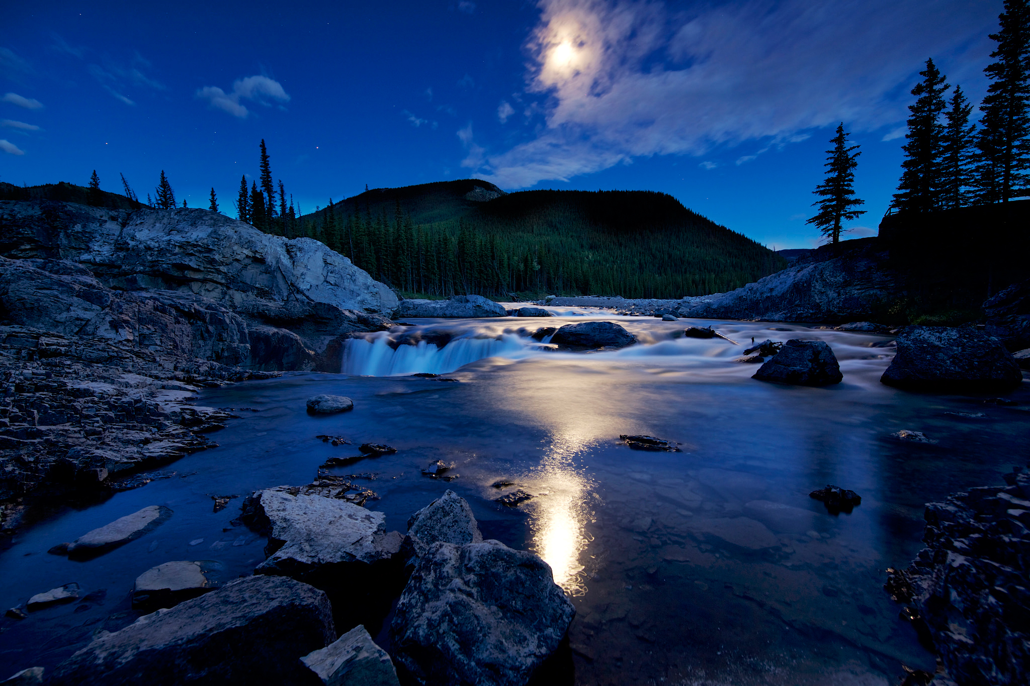 Handy-Wallpaper Landschaft, Natur, Kanada, Wald, Fluss, Nacht, Erde/natur kostenlos herunterladen.