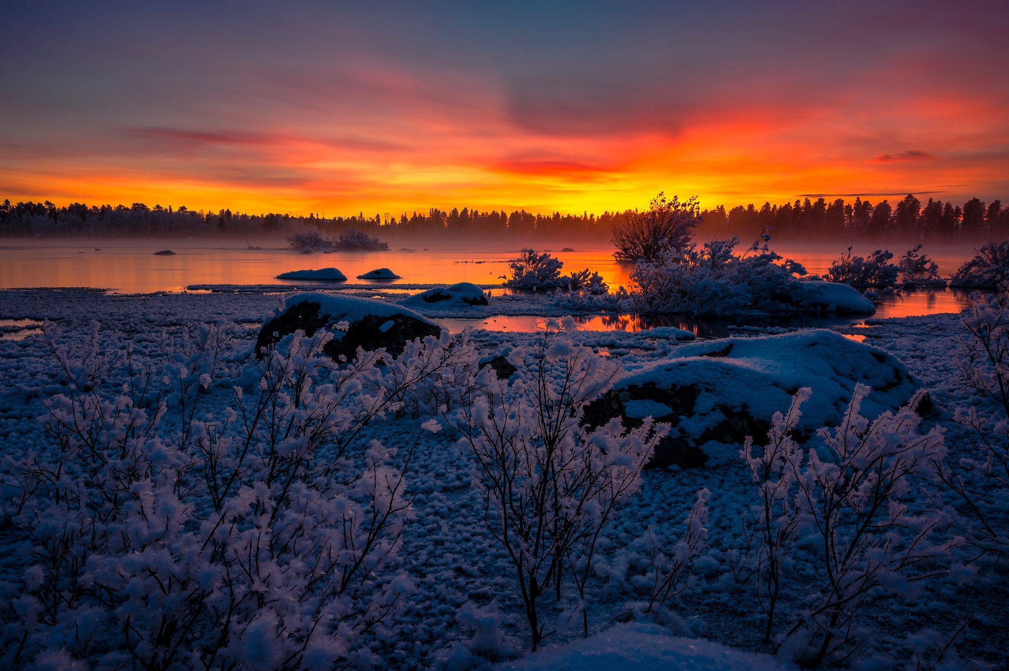 Скачать картинку Зима, Природа, Снег, Озеро, Земля/природа, Закат Солнца в телефон бесплатно.