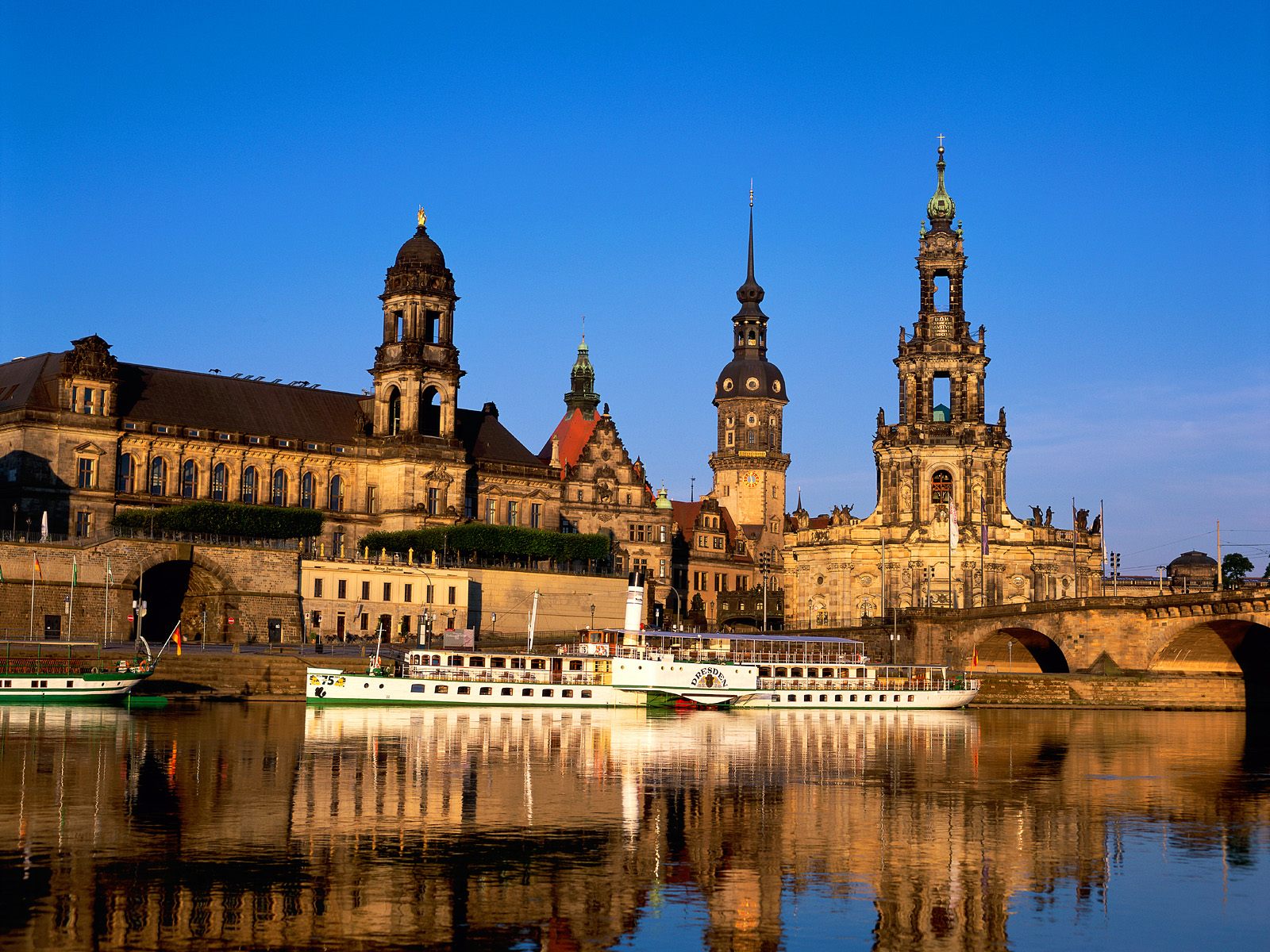 Популярні заставки і фони Дрезден на комп'ютер