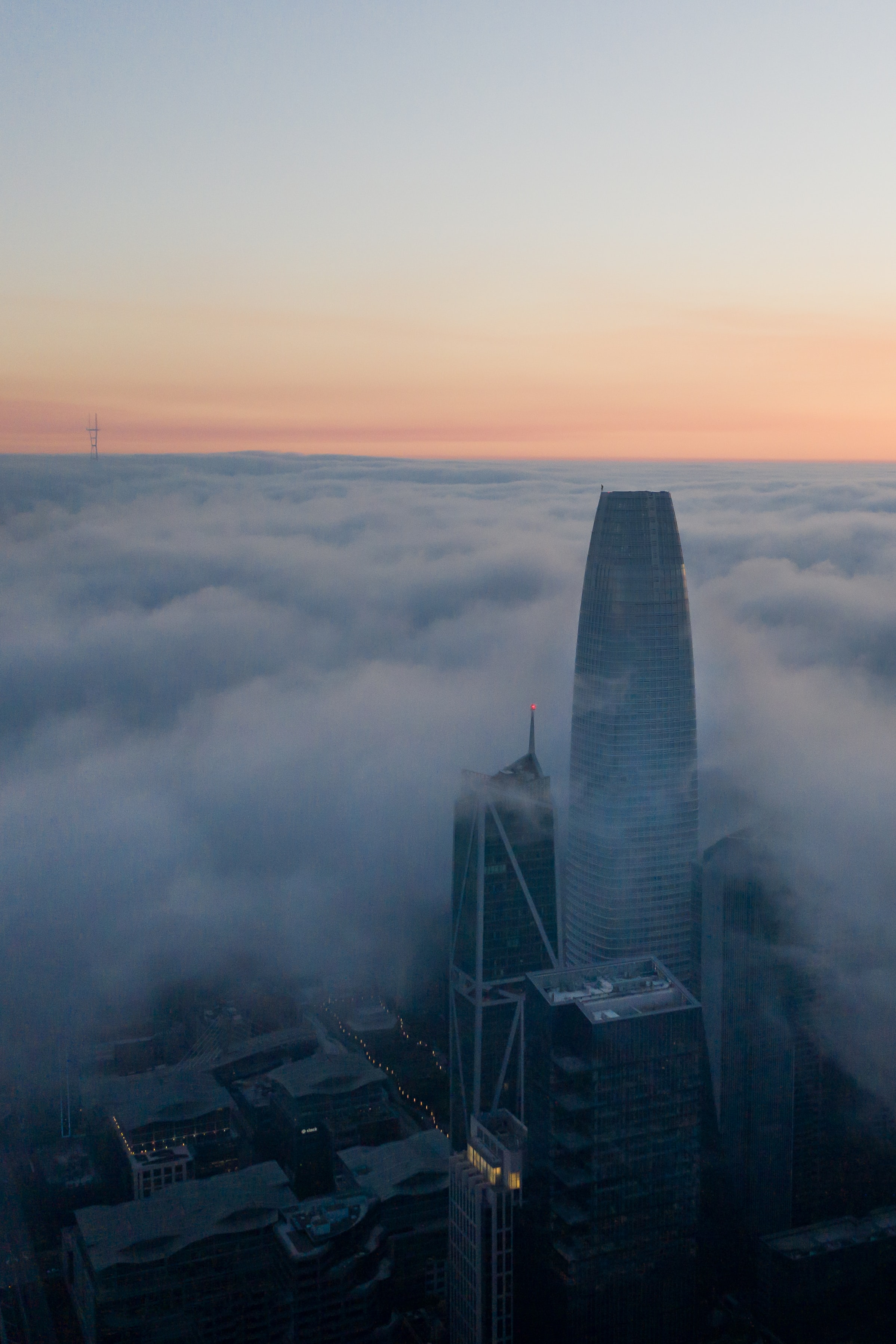 PCデスクトップに市, 超高層ビル, 建物, 都市, 霧, 雲画像を無料でダウンロード