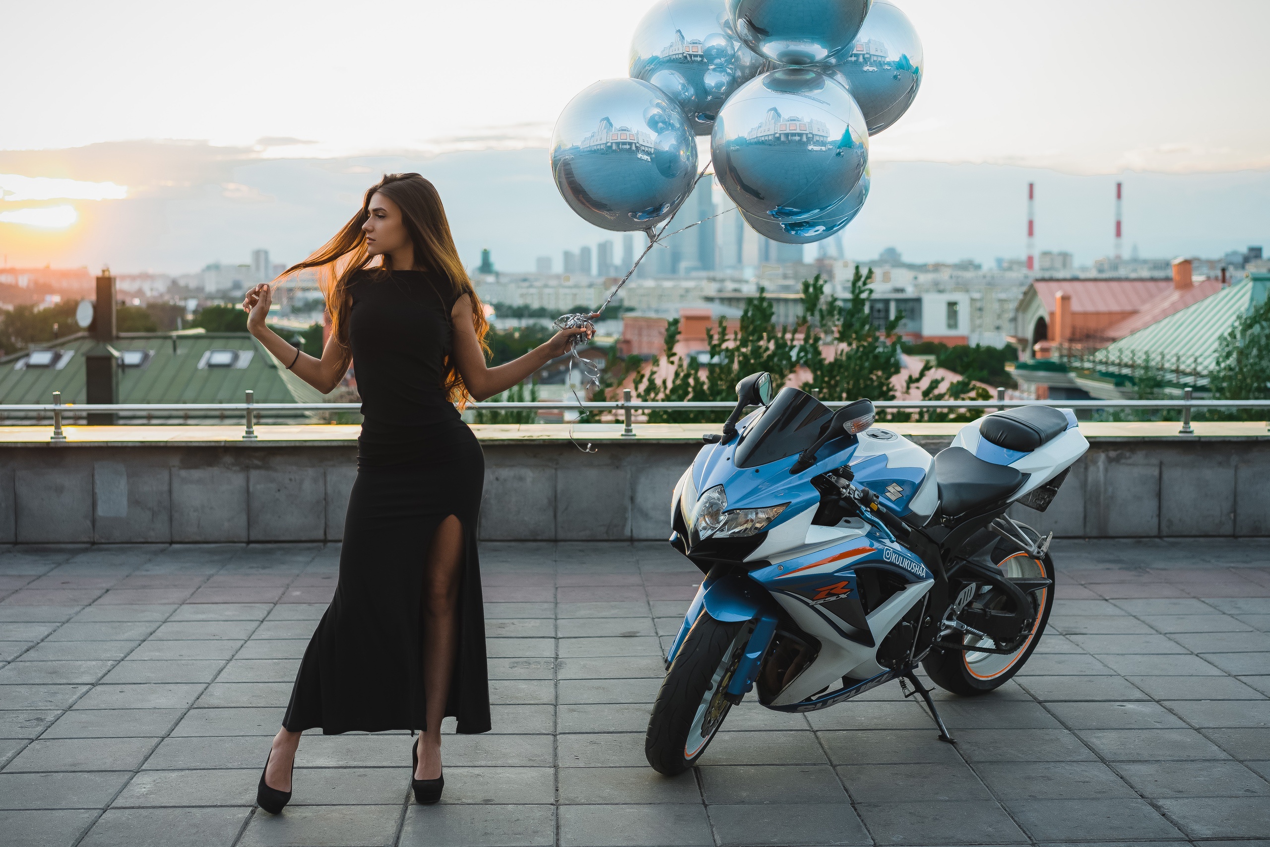 Handy-Wallpaper Suzuki, Ballon, Motorrad, Stimmung, Frauen, Schwarzes Kleid kostenlos herunterladen.