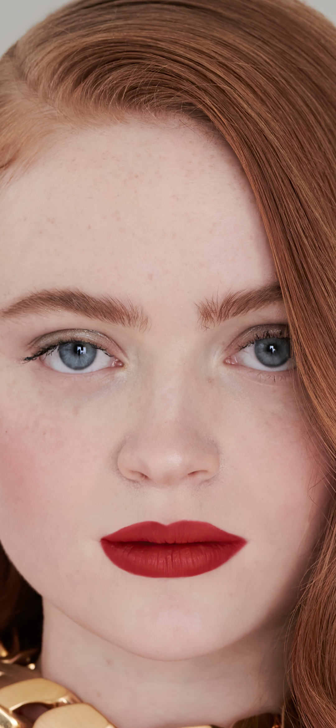 Gros plan de Sadie Sink avec du rouge à lèvres rouge, fond d'écran parfait pour téléphone