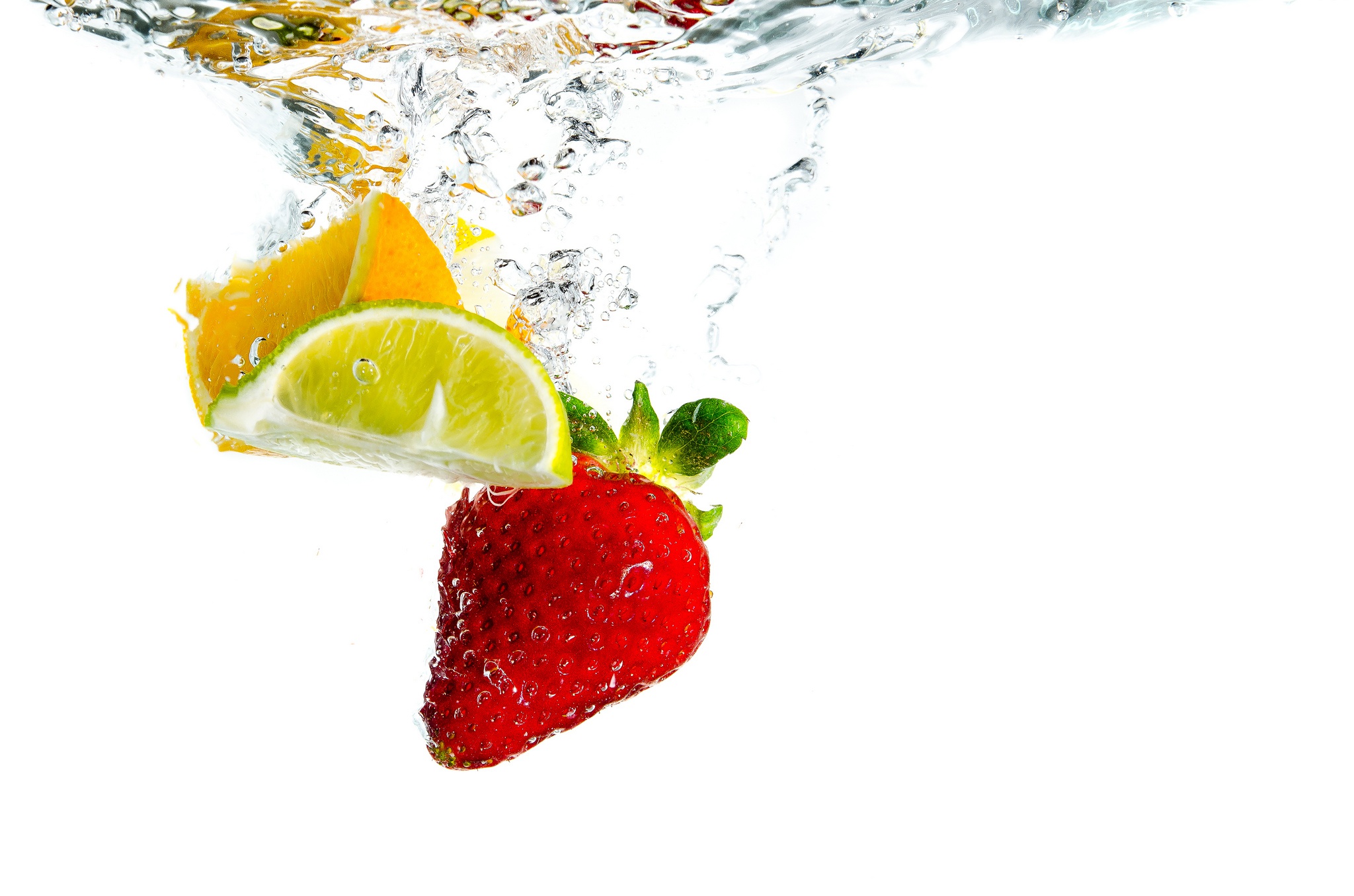 Handy-Wallpaper Wasser, Erdbeere, Frucht, Limone, Nahrungsmittel, Früchte, Orange (Obst) kostenlos herunterladen.