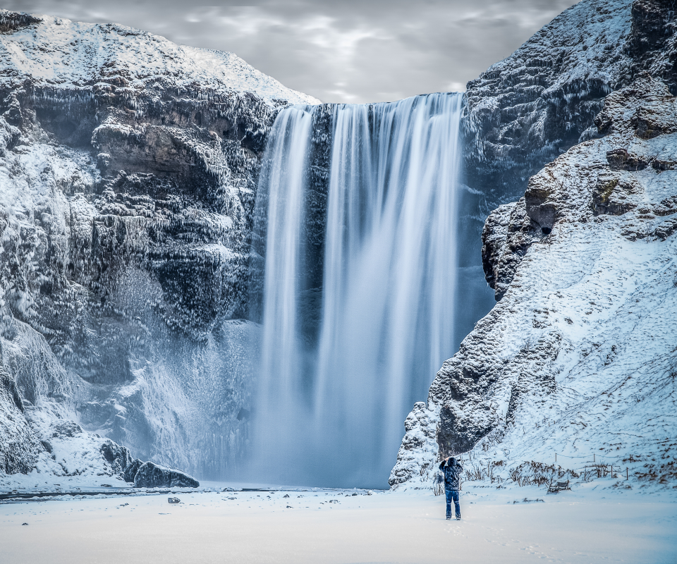 Handy-Wallpaper Winter, Wasserfälle, Schnee, Wasserfall, Arktis, Island, Skogafoss, Erde/natur, Skógafoss Wasserfall kostenlos herunterladen.