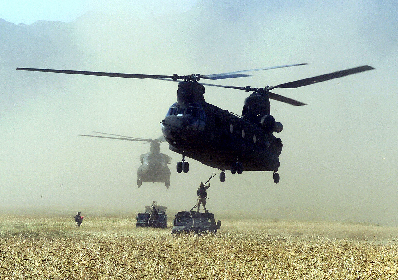 266133 Hintergrundbild herunterladen militär, boeing ch 47 chinook, helikopter, soldat, militärhubschrauber - Bildschirmschoner und Bilder kostenlos