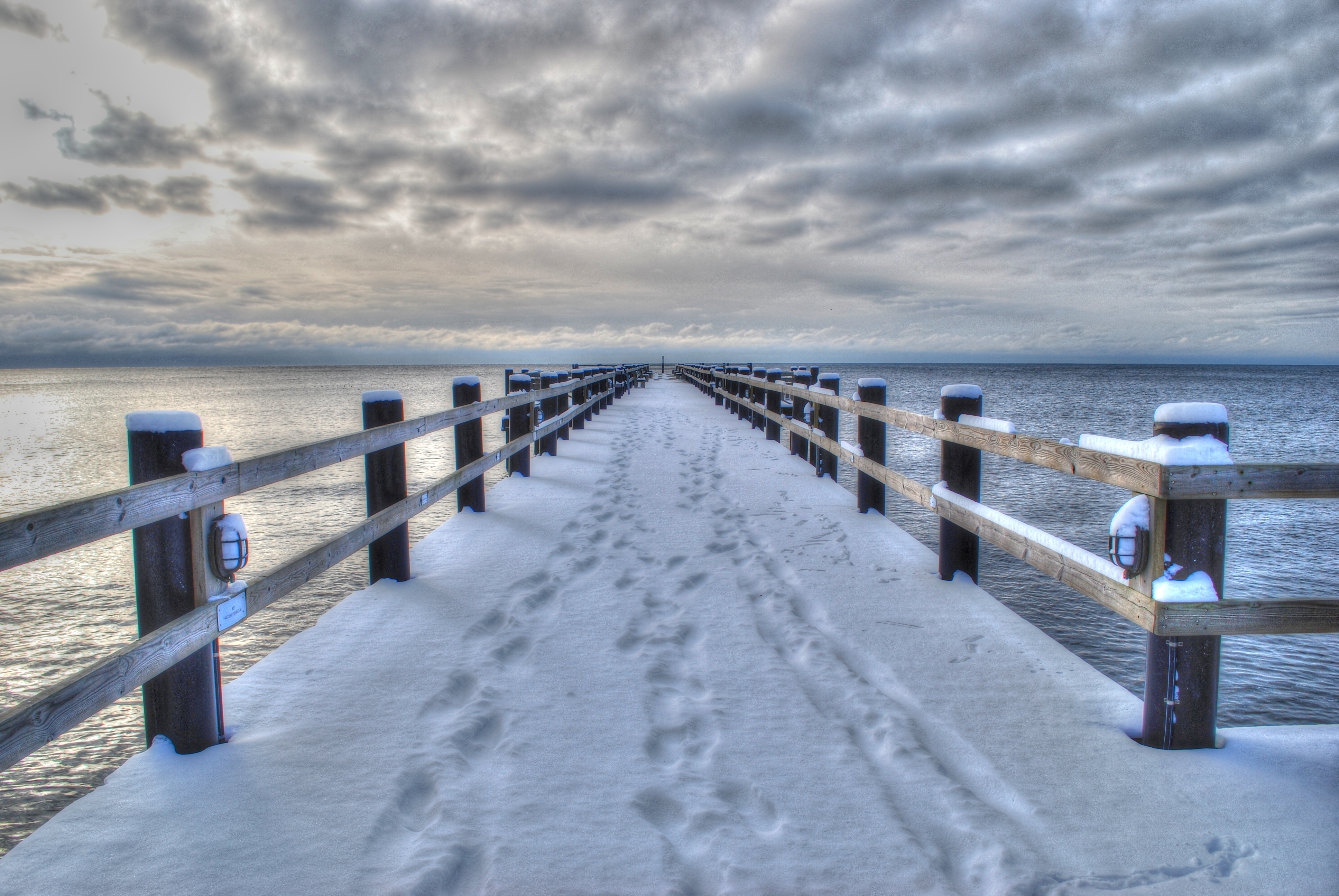 Скачать картинку Мост, Зима, Природа, Пейзаж, Море в телефон бесплатно.