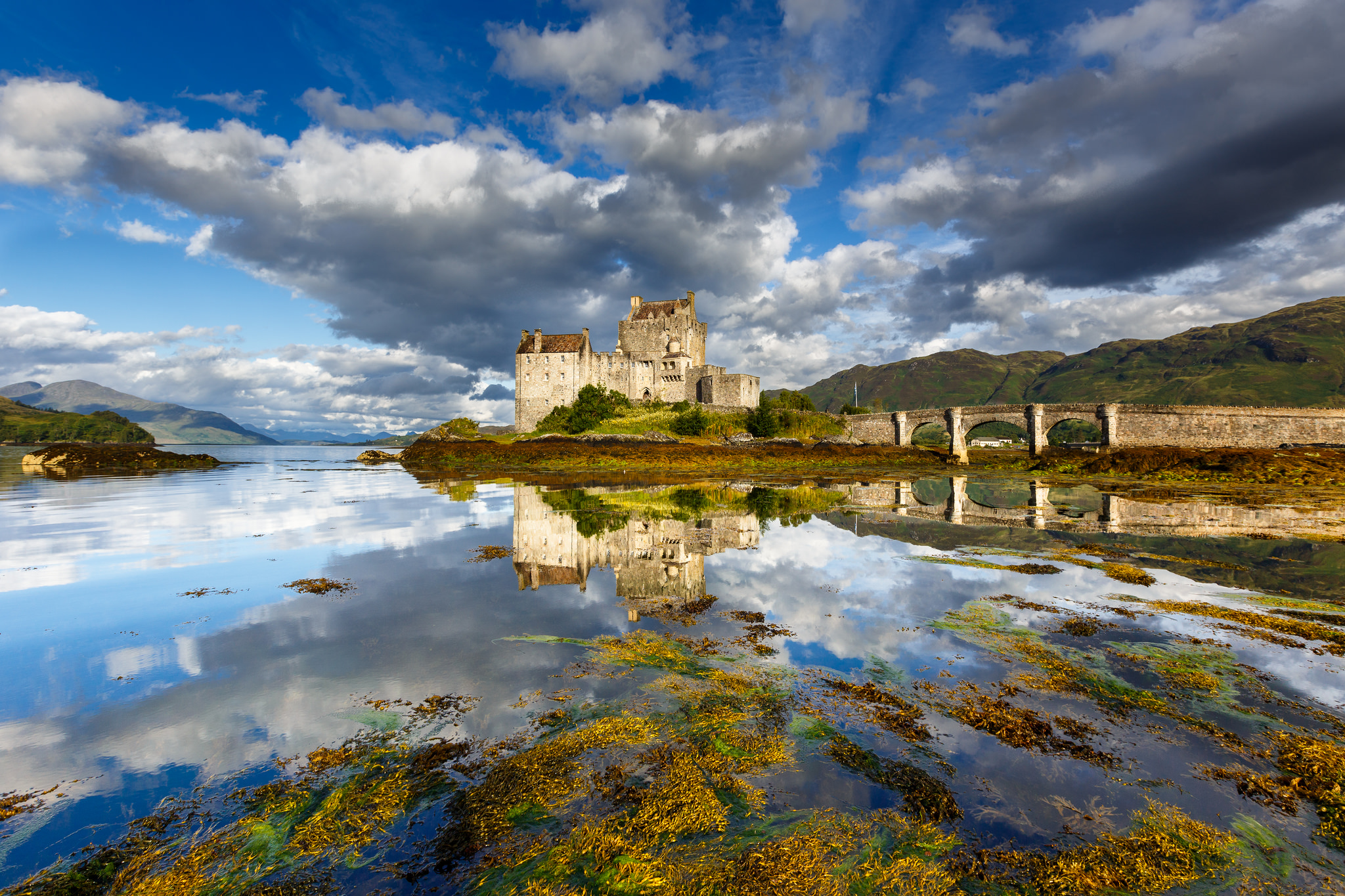 1525467 скачать картинку замки, шотландия, сделано человеком, замок эйлен донан, мост, замок, облака, озеро, отражение, небо - обои и заставки бесплатно