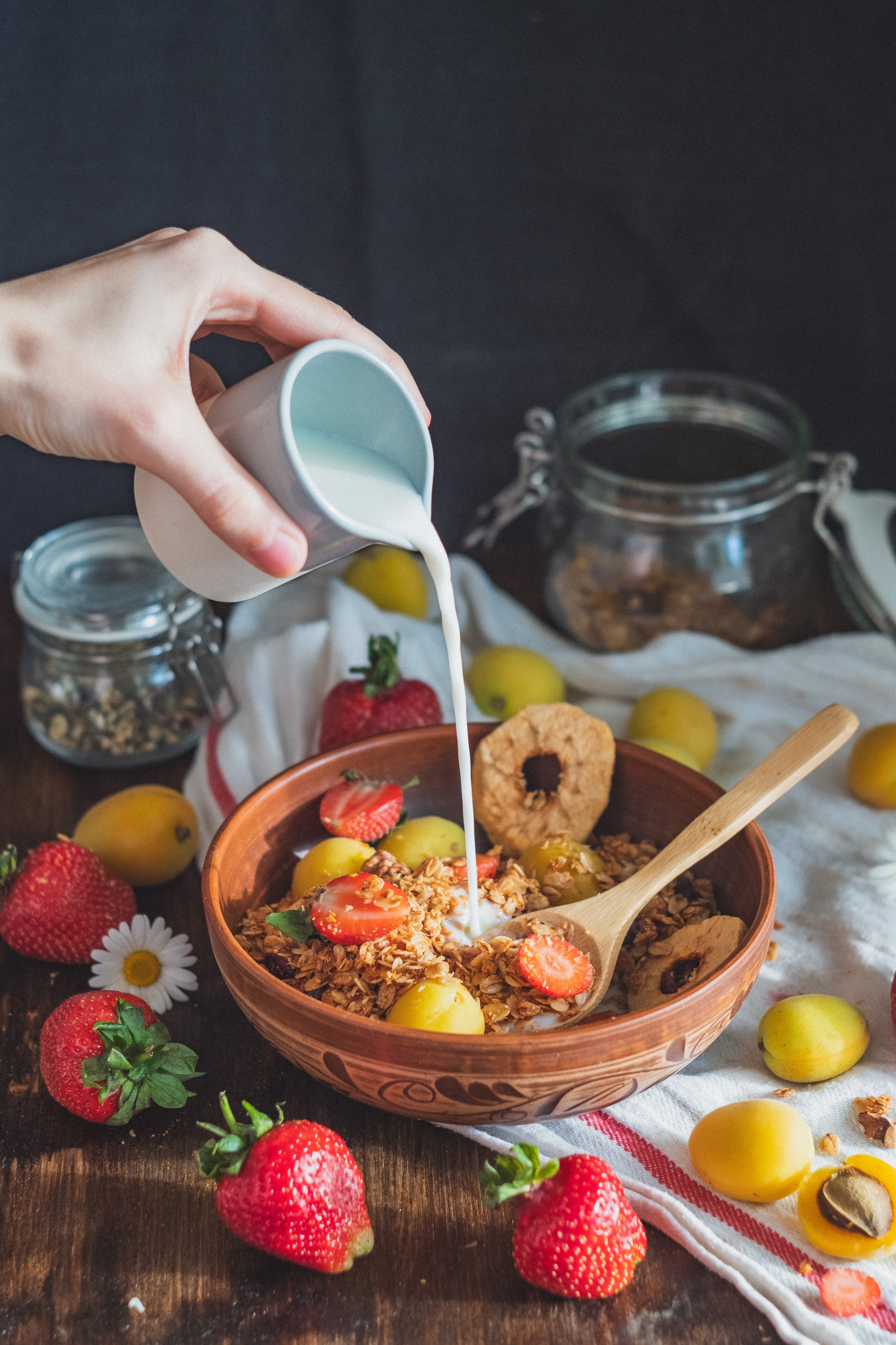 breakfast, strawberry, milk, hand, fruits, food Smartphone Background