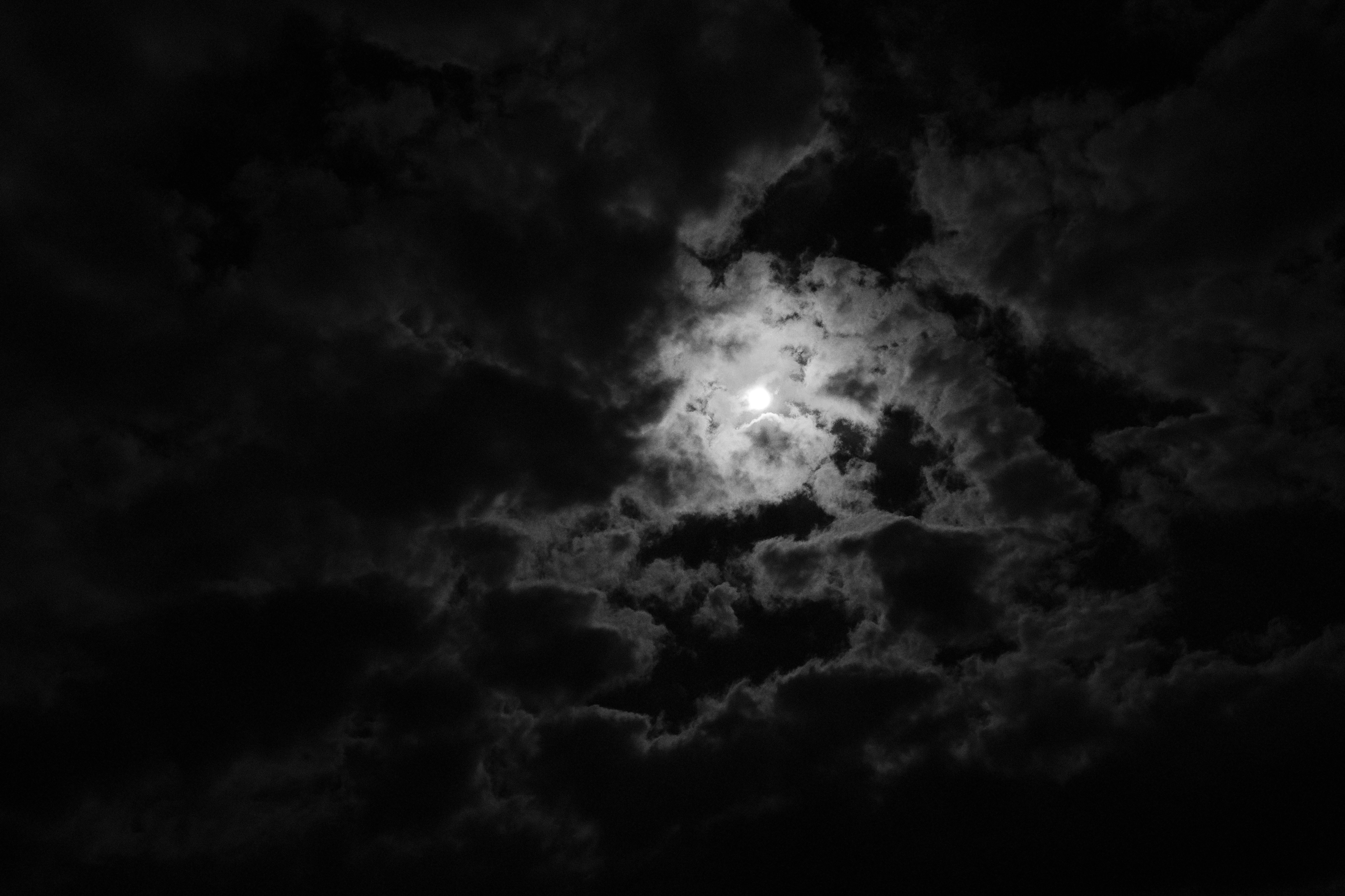Скачать обои бесплатно Облака, Чб, Луна, Ночь картинка на рабочий стол ПК