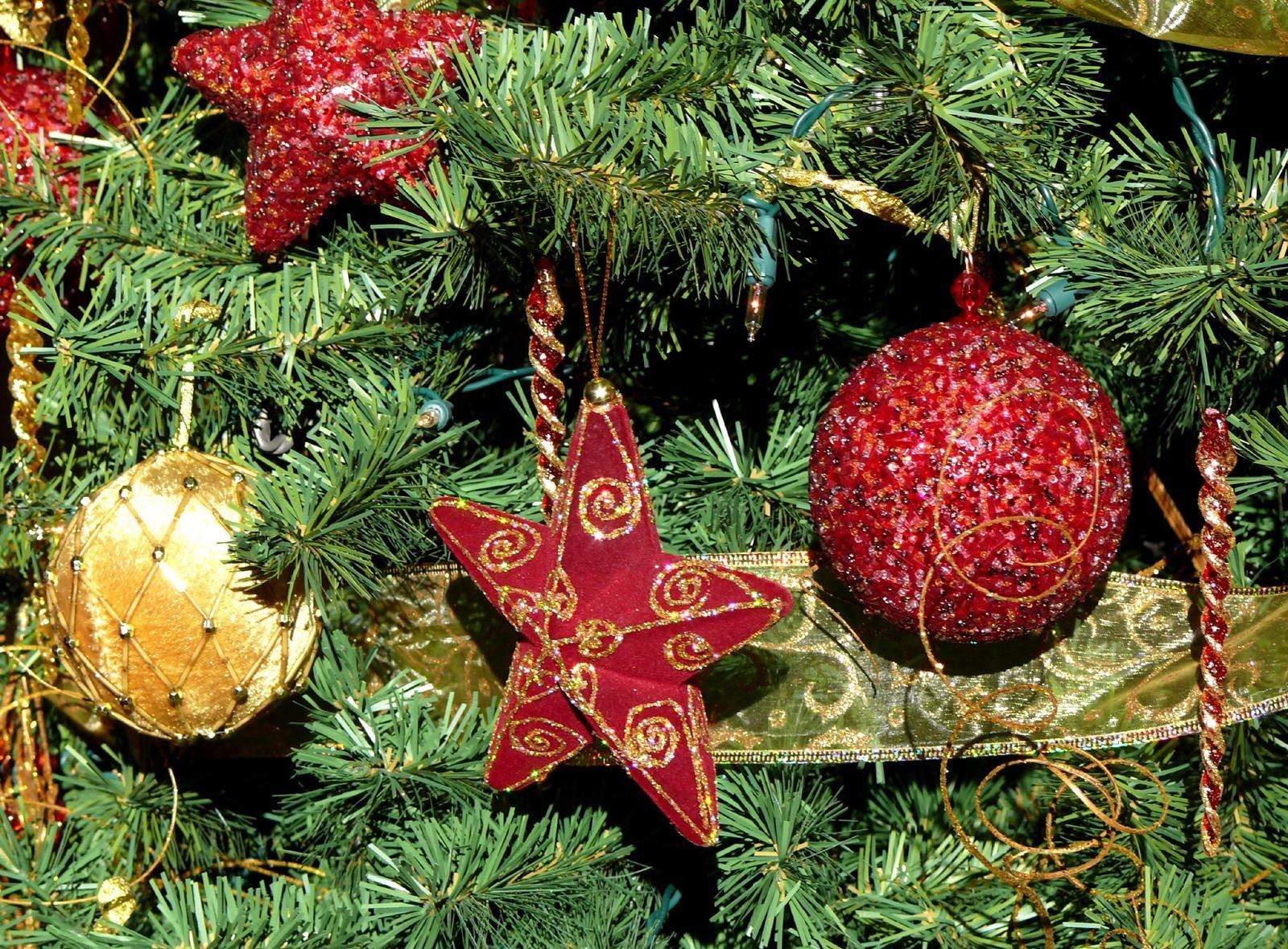 138329 descargar imagen vacaciones, estrellas, día festivo, agujas, decoraciones de navidad, juguetes de árbol de navidad, árbol de navidad, pelotas, bolas: fondos de pantalla y protectores de pantalla gratis