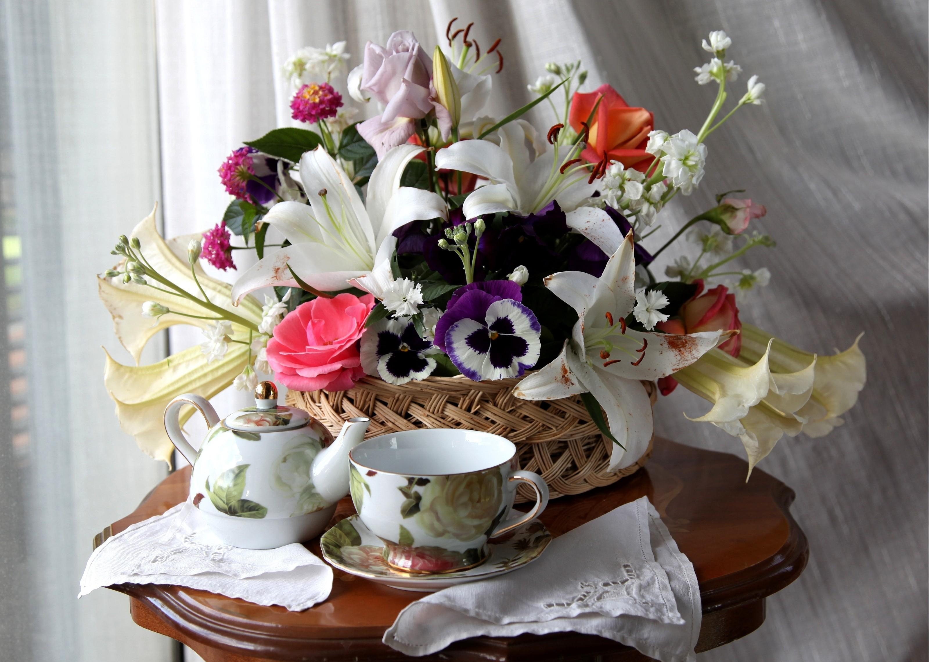 69968 скачать обои анютины глазки, лилии, розы, цветы, чай, стол, корзина - заставки и картинки бесплатно