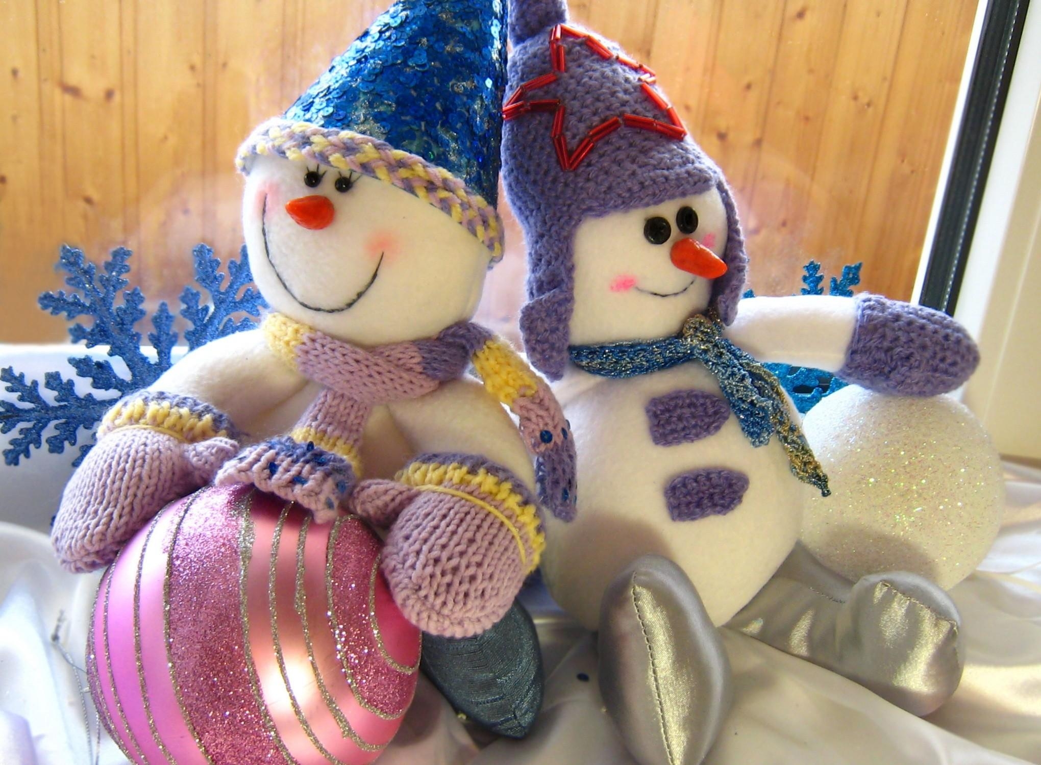 83163 скачать картинку снеговики, сидеть, праздники, елочные игрушки, шары, рождество, пара, праздник - обои и заставки бесплатно