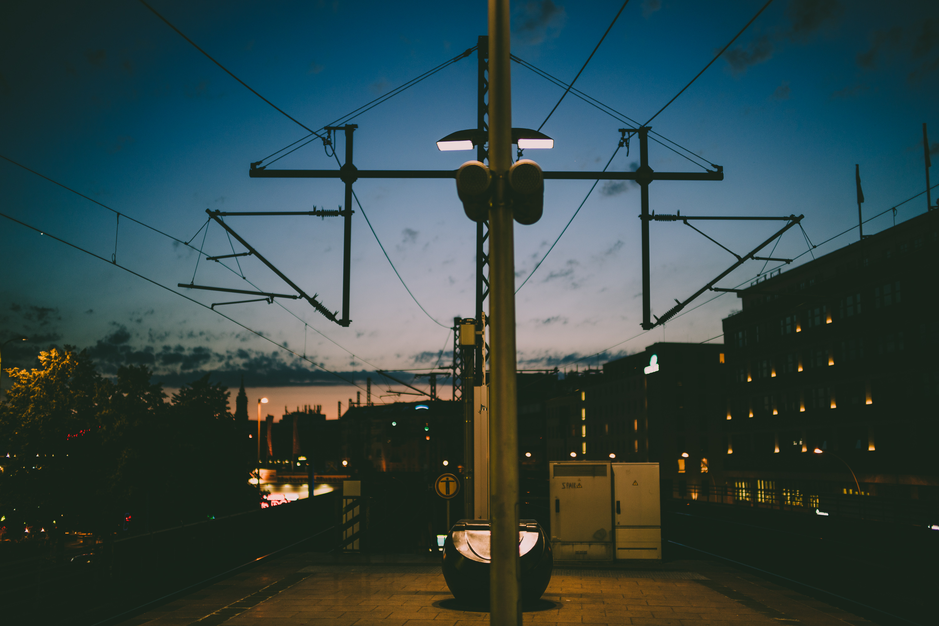 106019 скачать картинку ночной город, города, берлин (berlin), столб, провода, городская инфраструктура - обои и заставки бесплатно
