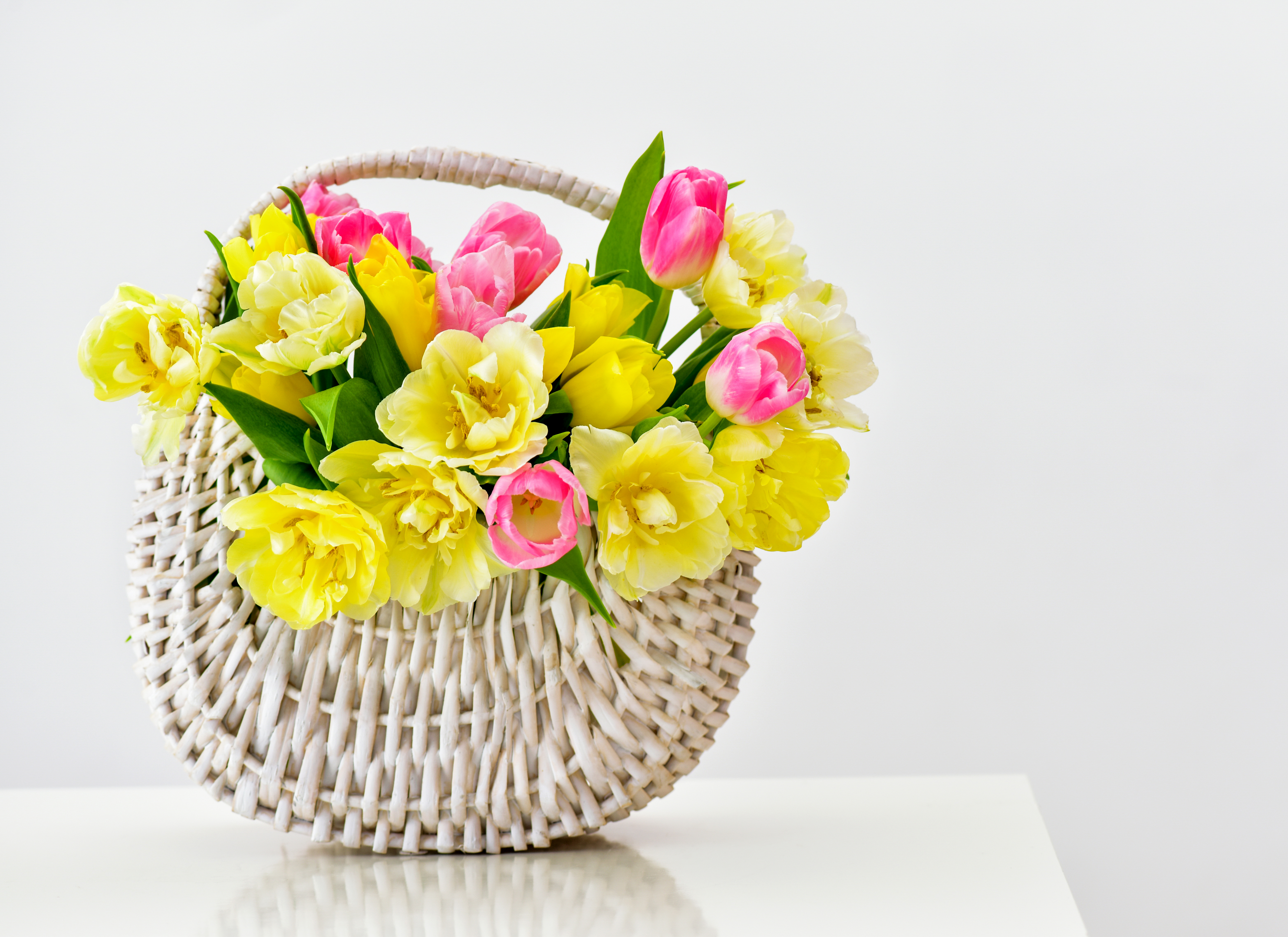 Laden Sie das Blume, Farben, Korb, Frühling, Tulpe, Gelbe Blume, Menschengemacht, Pinke Blume-Bild kostenlos auf Ihren PC-Desktop herunter