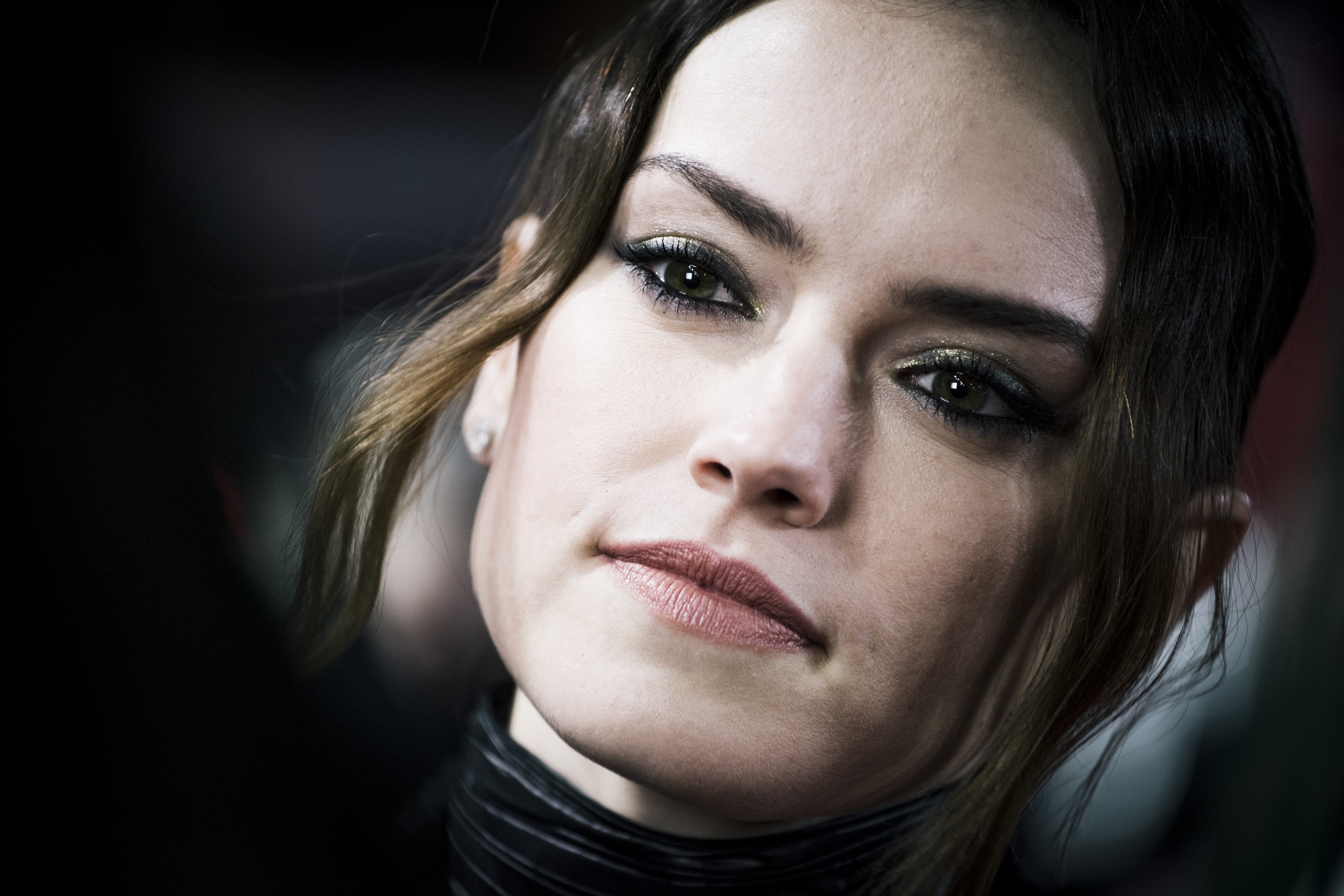 Download mobile wallpaper Close Up, English, Face, Green Eyes, Celebrity, Actress, Daisy Ridley for free.