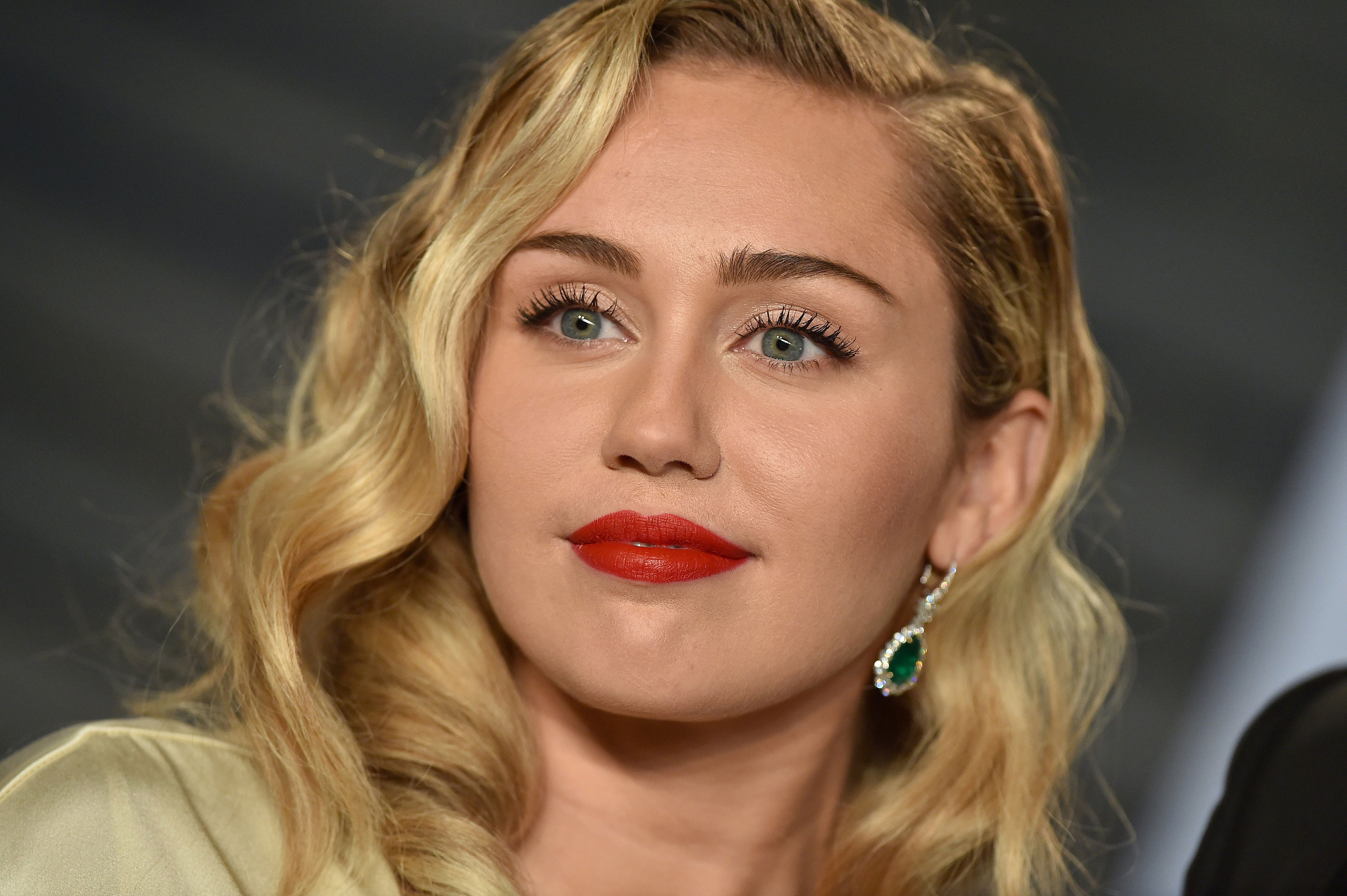 Téléchargez des papiers peints mobile Musique, Blond, Miley Cyrus, Chanteuse gratuitement.