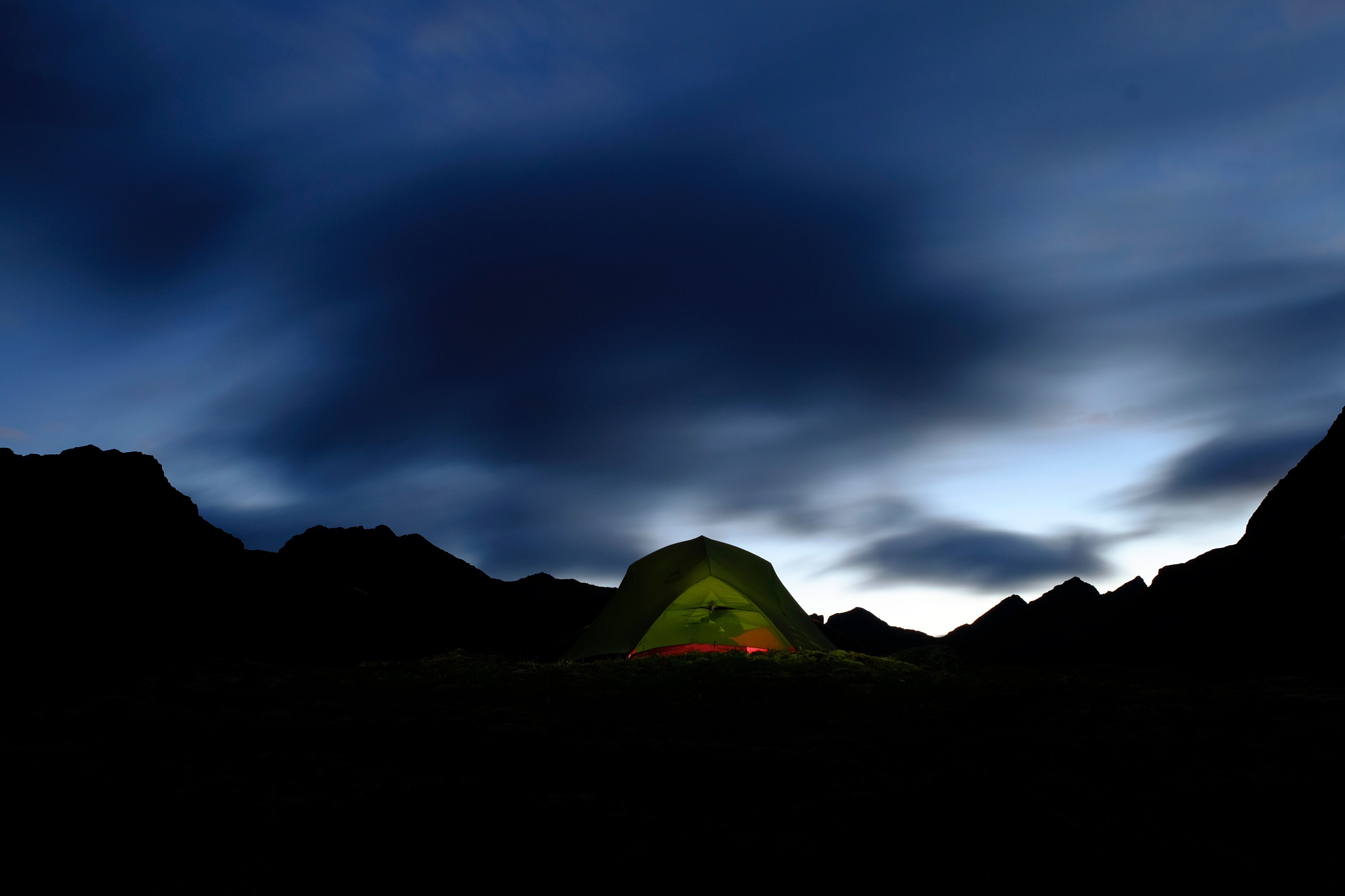 139900 Hintergrundbild herunterladen mountains, übernachtung, dunkel, zelt, camping, campingplatz - Bildschirmschoner und Bilder kostenlos