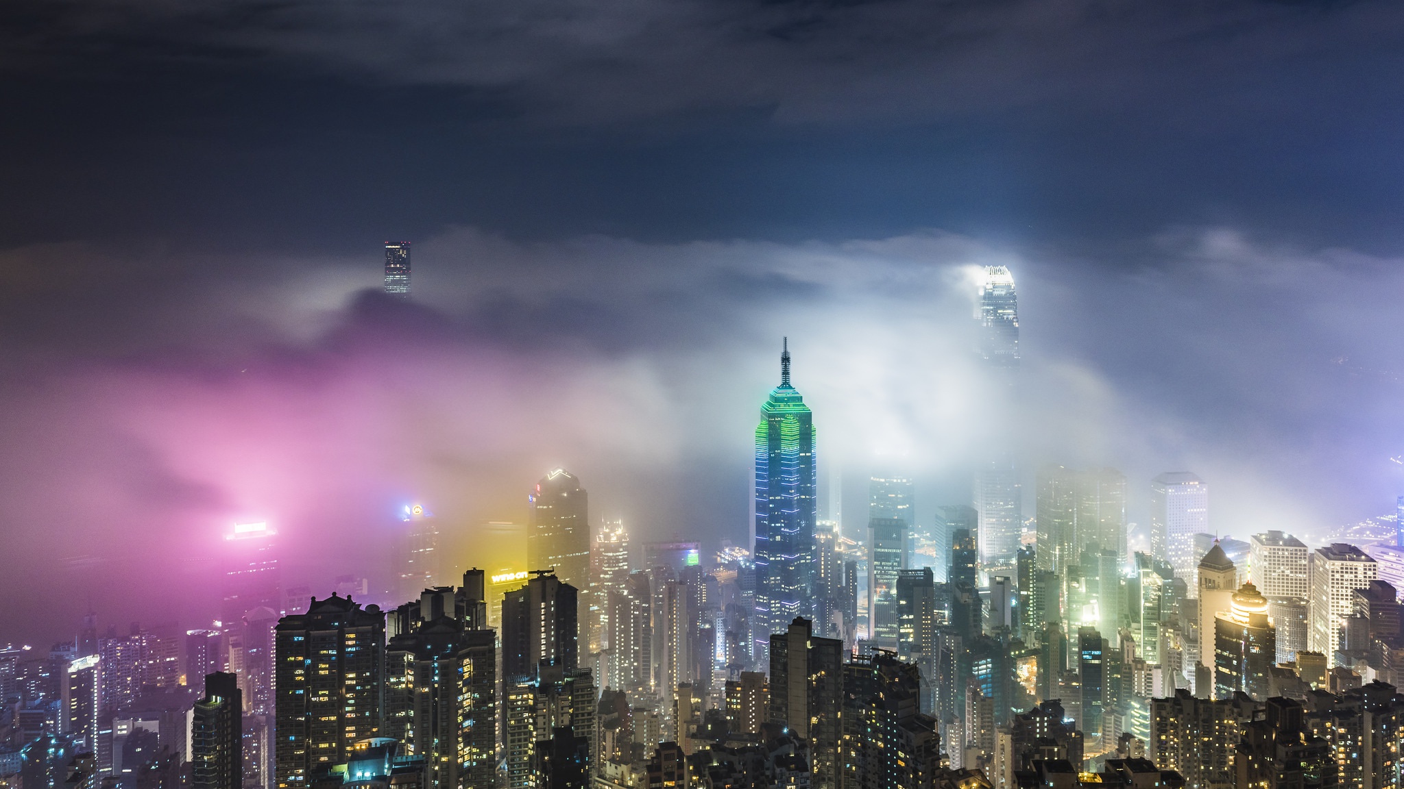 Baixar papel de parede para celular de Cidades, Noite, Arranha Céu, Construção, Hong Kong, Feito Pelo Homem, Neblina gratuito.