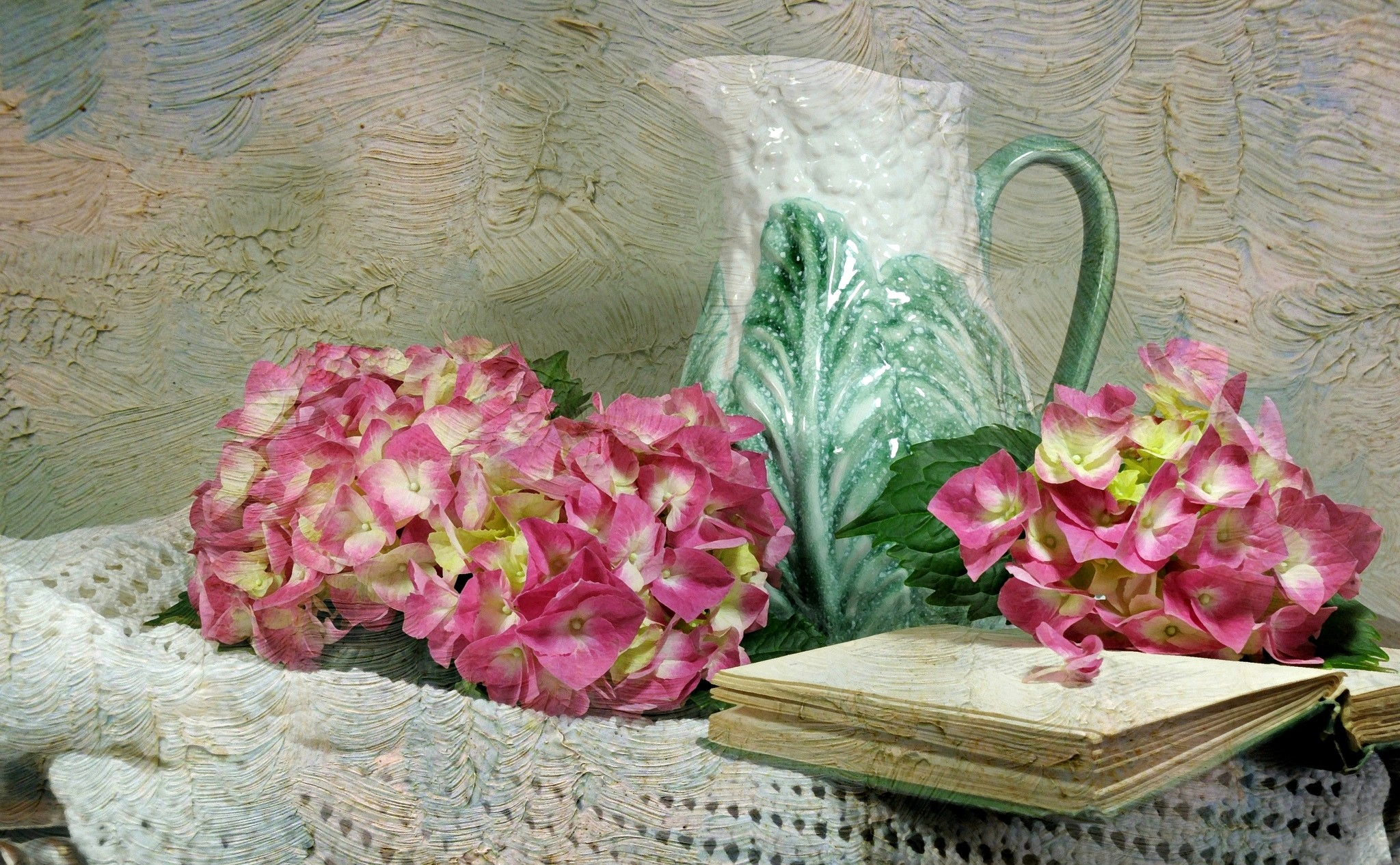 771030 скачать картинку фотографии, натюрморт, книга, цветок, гортензия, розовый цветок, кувшин - обои и заставки бесплатно