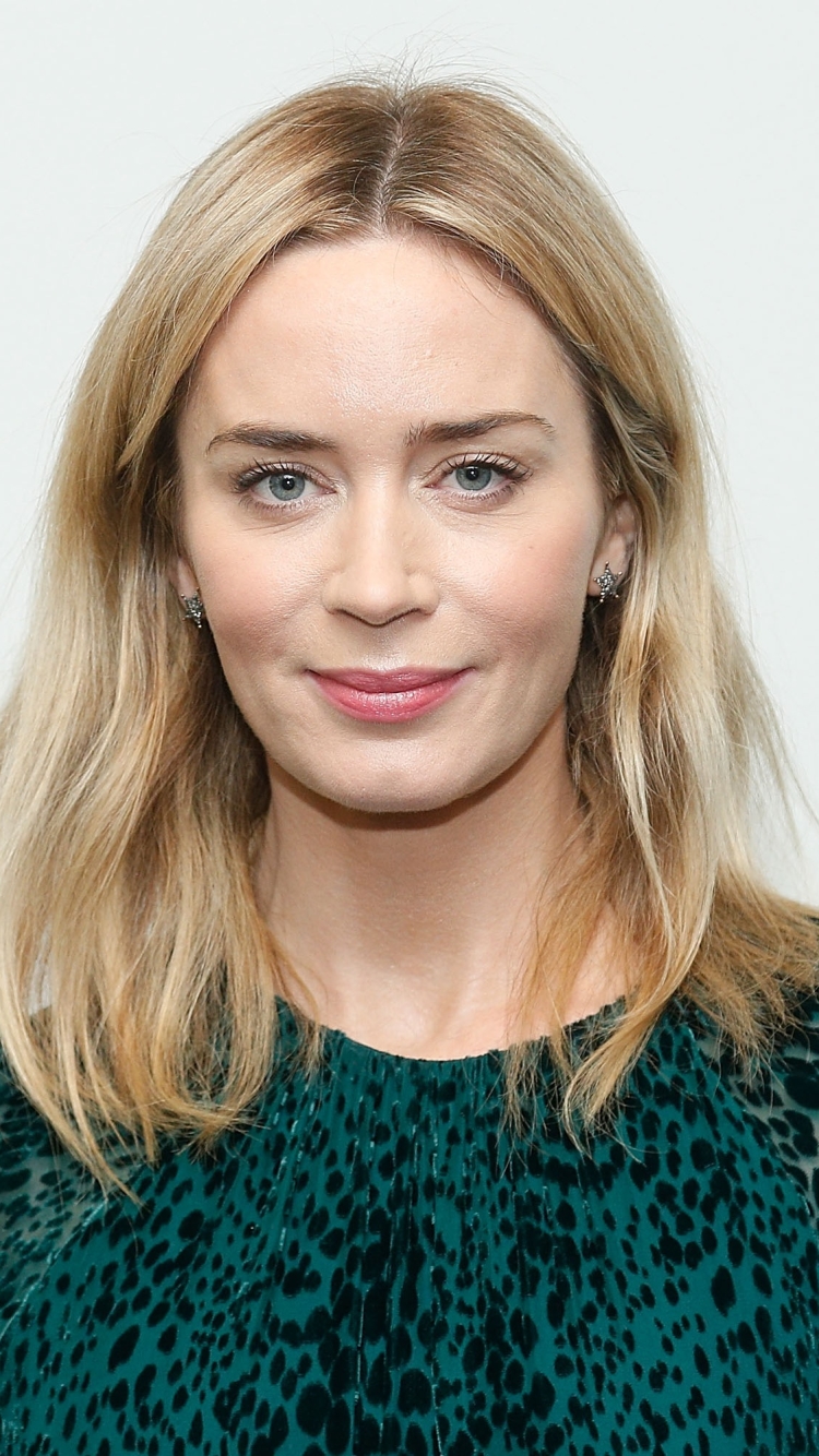 Download mobile wallpaper Blonde, Face, Blue Eyes, American, Celebrity, Actress, Emily Blunt for free.