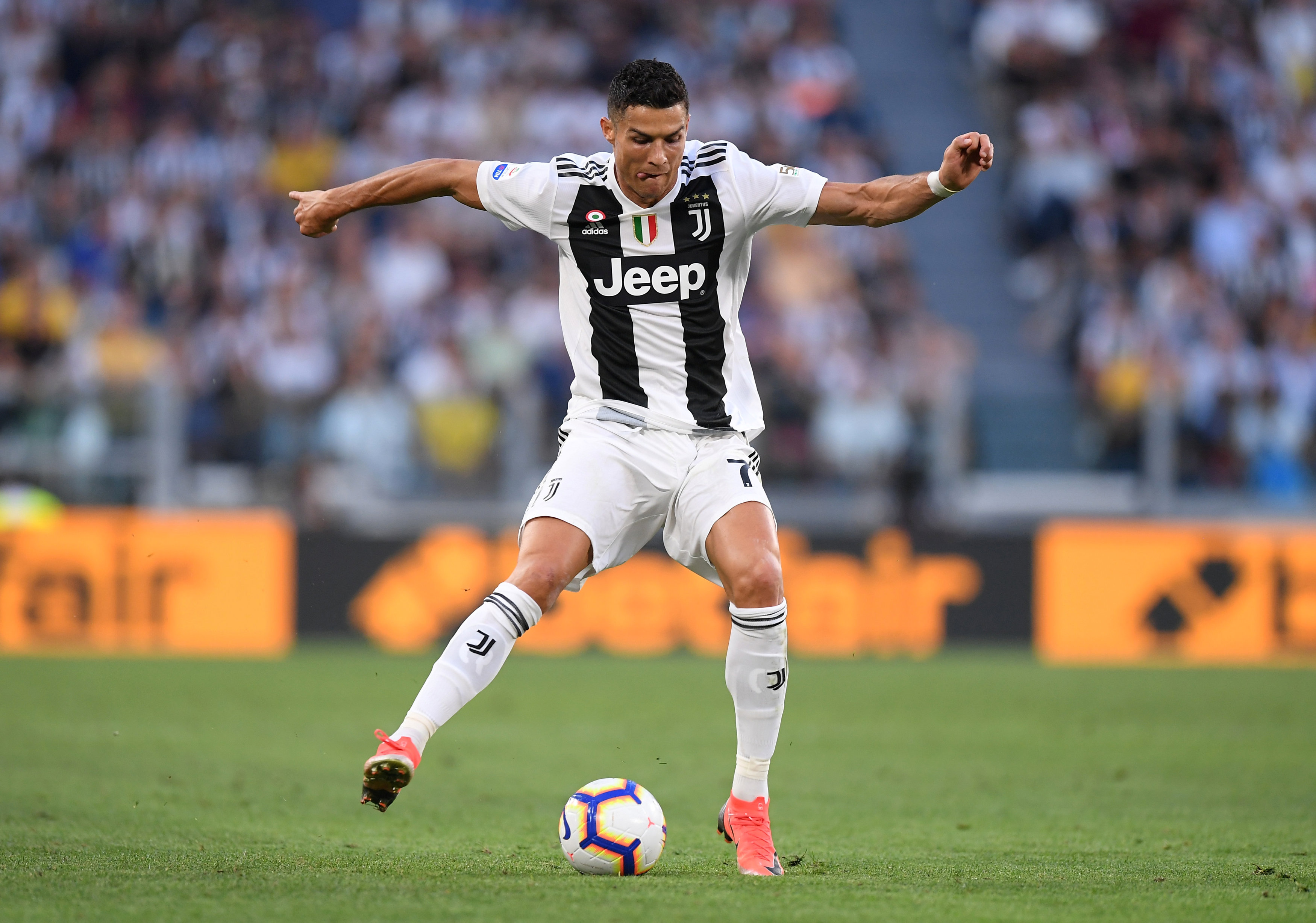 Laden Sie das Sport, Fußball, Cristiano Ronaldo, Portugiesisch, Juventus Turin-Bild kostenlos auf Ihren PC-Desktop herunter