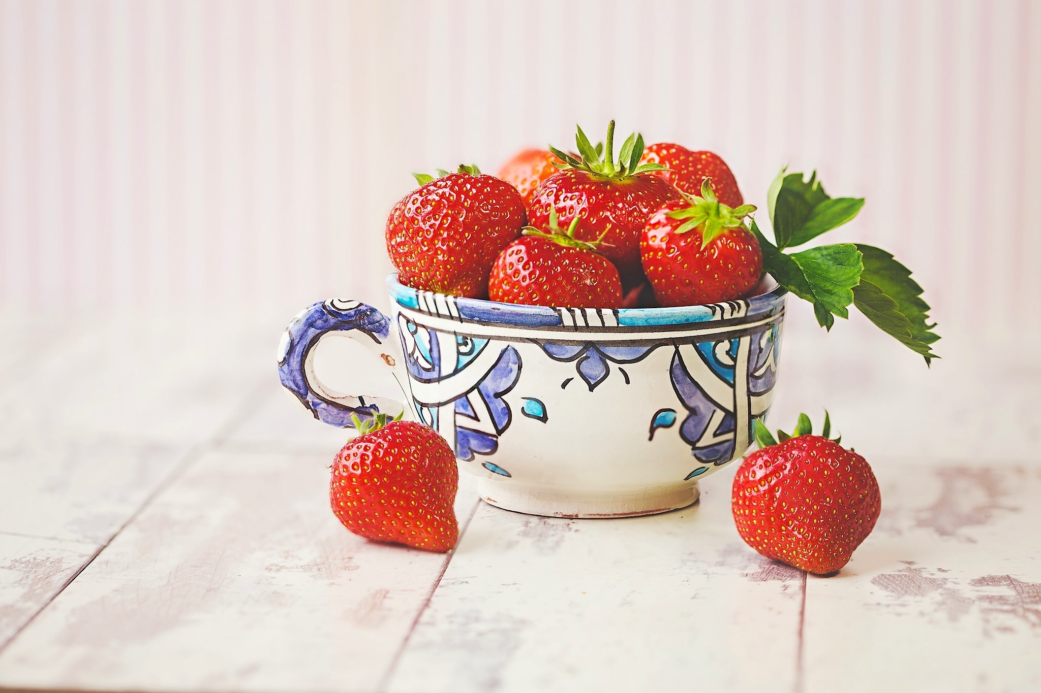 Handy-Wallpaper Erdbeere, Tasse, Frucht, Nahrungsmittel, Früchte kostenlos herunterladen.