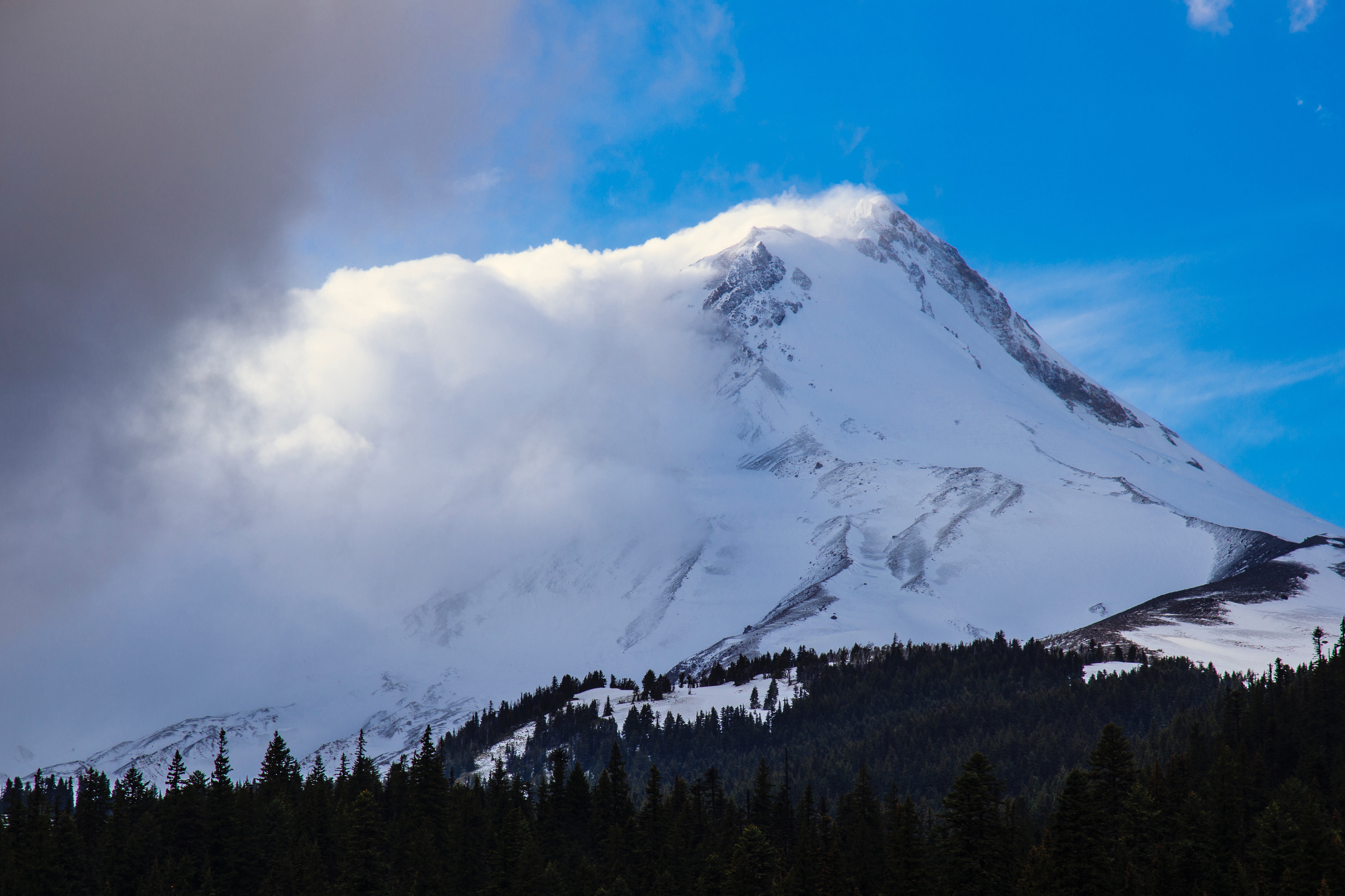 Скачать обои бесплатно Вершина, Туман, Снег, Природа, Горы картинка на рабочий стол ПК